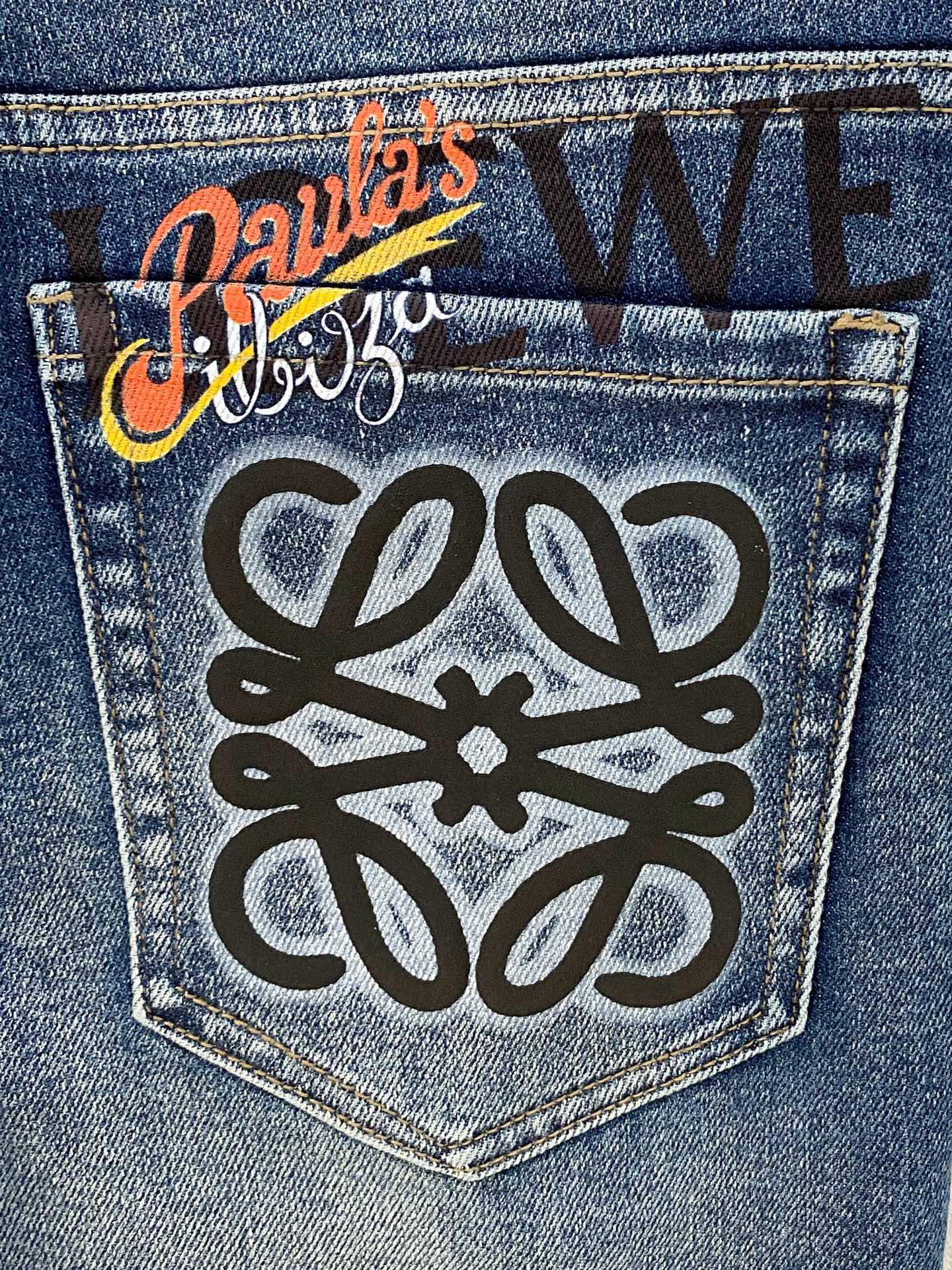  官网专柜同步有售，原单狠货，超级有范儿的一款牛仔裤，定制原版水洗牛仔面料，独特设计，顶级印花工艺字母图