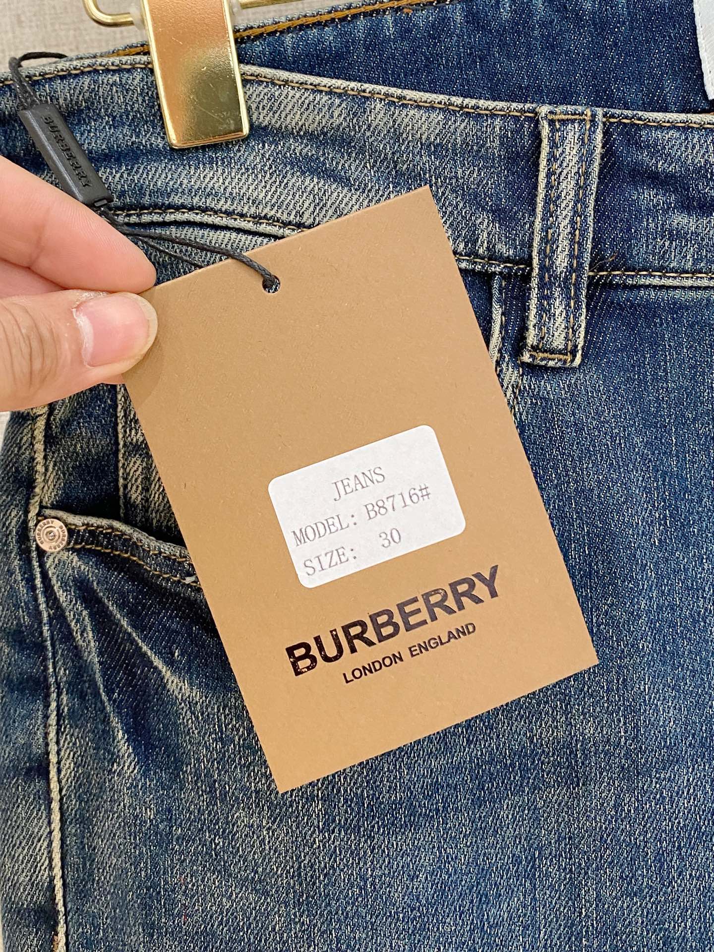  官网专柜同步有售，原单狠货，超级有范儿的一款牛仔裤，定制原版水洗牛仔面料，独特设计，顶级印花工艺字母图