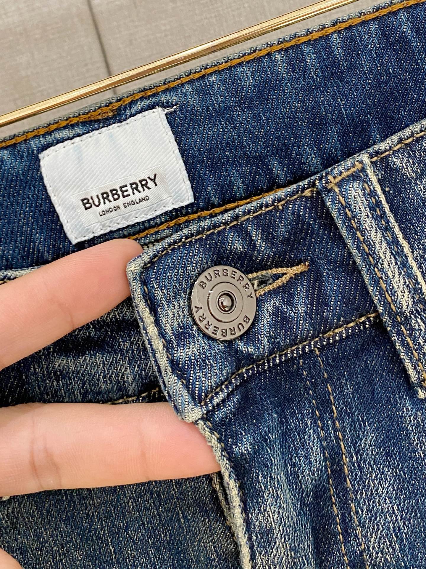  官网专柜同步有售，原单狠货，超级有范儿的一款牛仔裤，定制原版水洗牛仔面料，独特设计，顶级印花工艺字母图