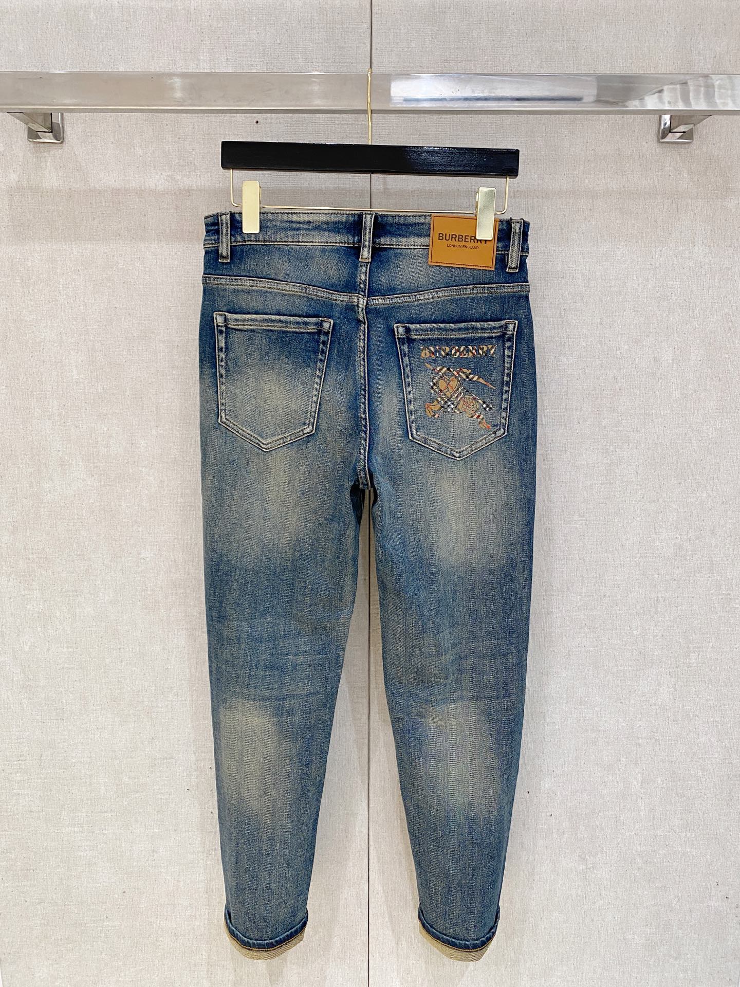  官网专柜同步有售，原单狠货，超级有范儿的一款牛仔裤，定制原版水洗牛仔面料，独特设计，顶级印花工艺字母图