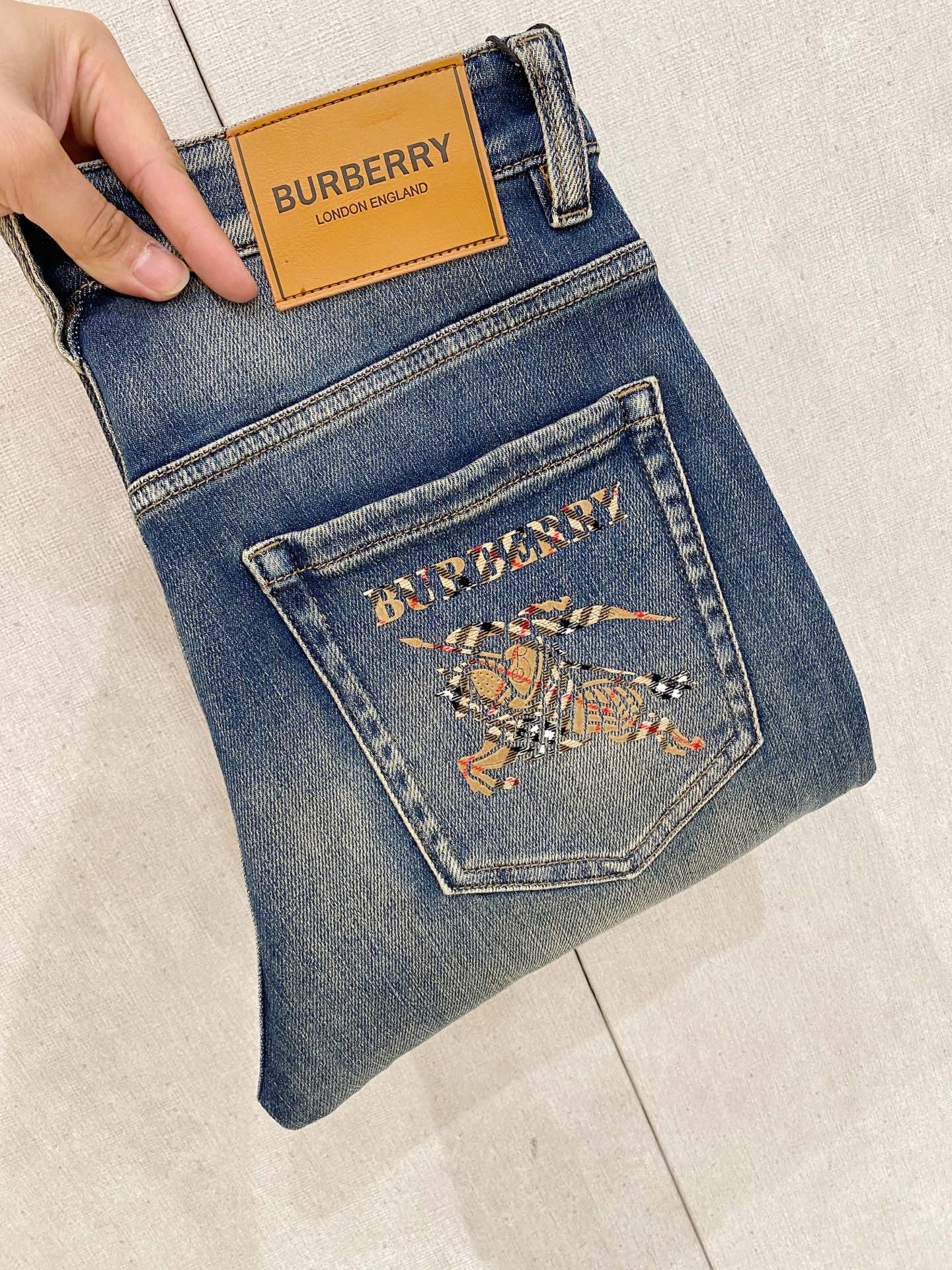  官网专柜同步有售，原单狠货，超级有范儿的一款牛仔裤，定制原版水洗牛仔面料，独特设计，顶级印花工艺字母图