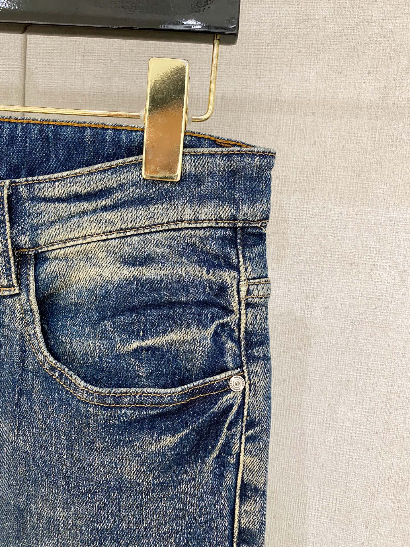  官网专柜同步有售，原单狠货，超级有范儿的一款牛仔裤，定制原版水洗牛仔面料，独特设计，顶级印花工艺字母图