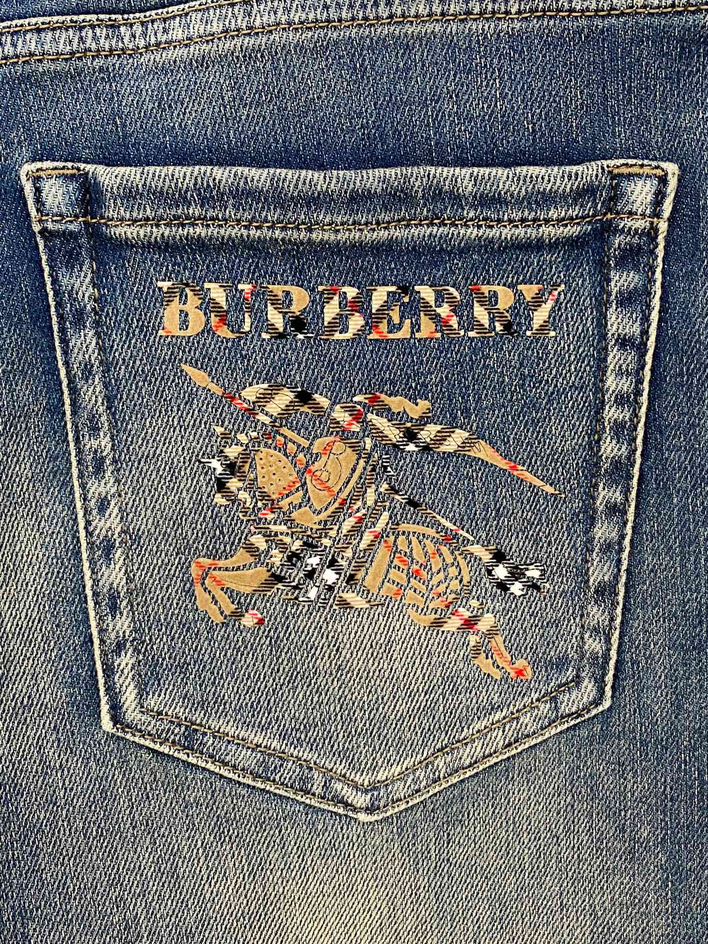  官网专柜同步有售，原单狠货，超级有范儿的一款牛仔裤，定制原版水洗牛仔面料，独特设计，顶级印花工艺字母图