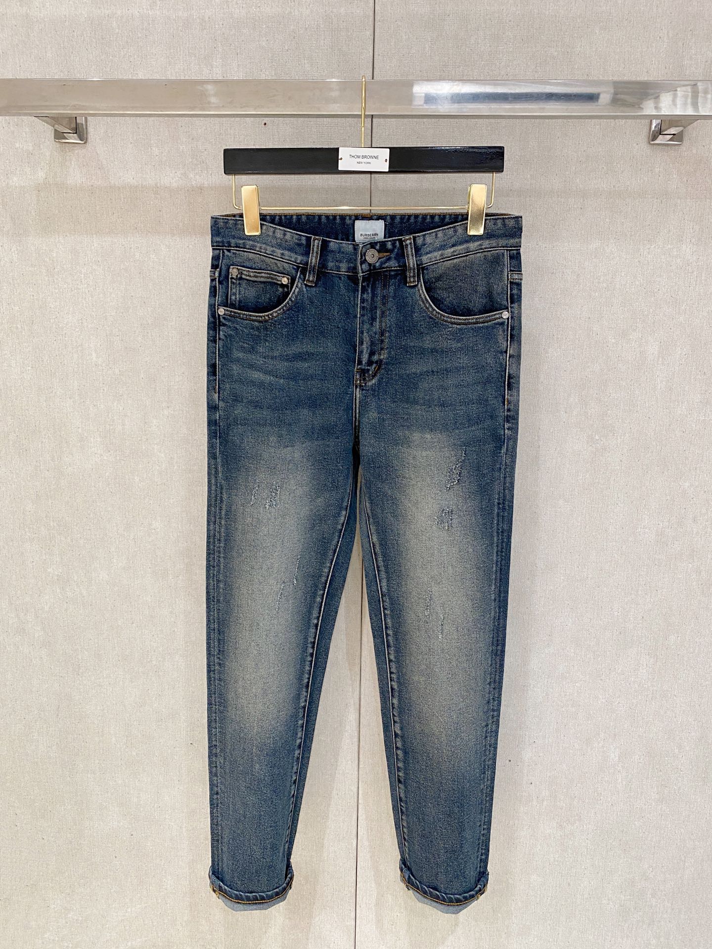  官网专柜同步有售，原单狠货，超级有范儿的一款牛仔裤，定制原版水洗牛仔面料，独特设计，顶级印花工艺字母图