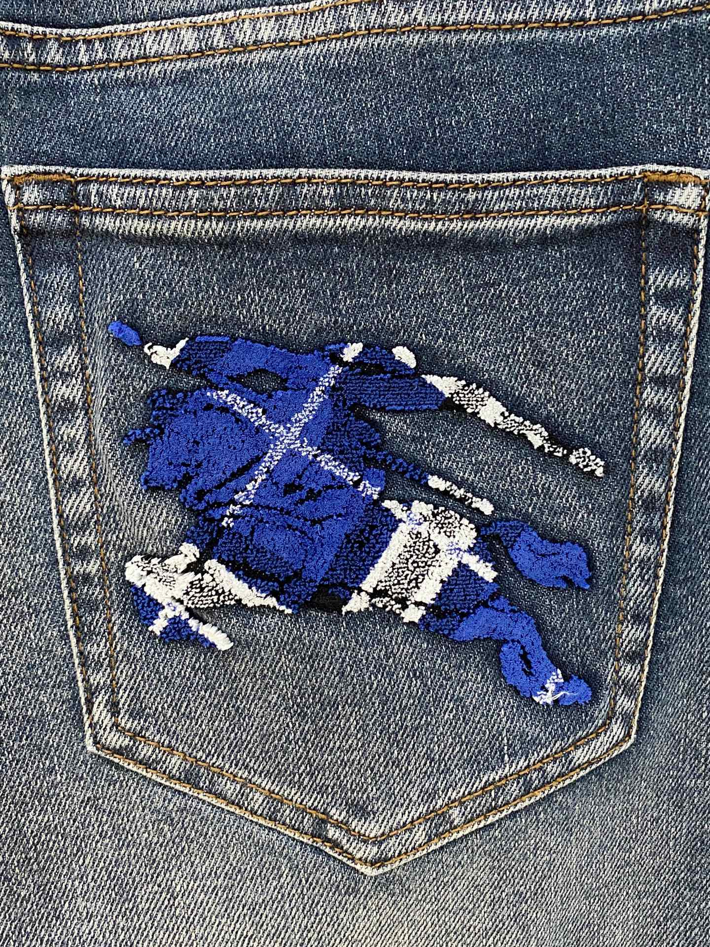  官网专柜同步有售，原单狠货，超级有范儿的一款牛仔裤，定制原版水洗牛仔面料，独特设计，顶级印花工艺字母图