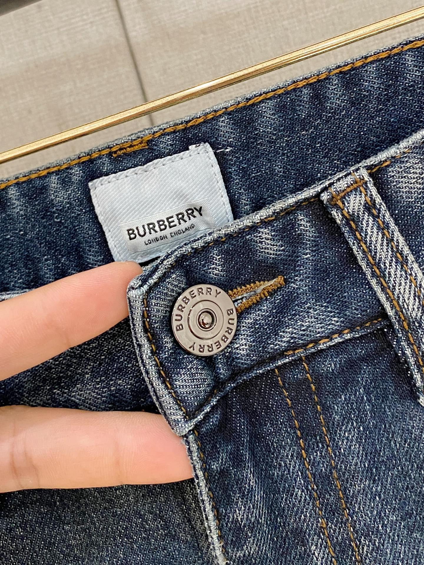  官网专柜同步有售，原单狠货，超级有范儿的一款牛仔裤，定制原版水洗牛仔面料，独特设计，顶级印花工艺字母图