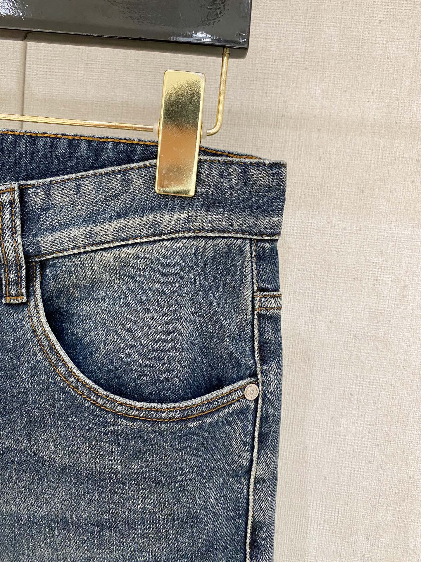  官网专柜同步有售，原单狠货，超级有范儿的一款牛仔裤，定制原版水洗牛仔面料，独特设计，顶级印花工艺字母图