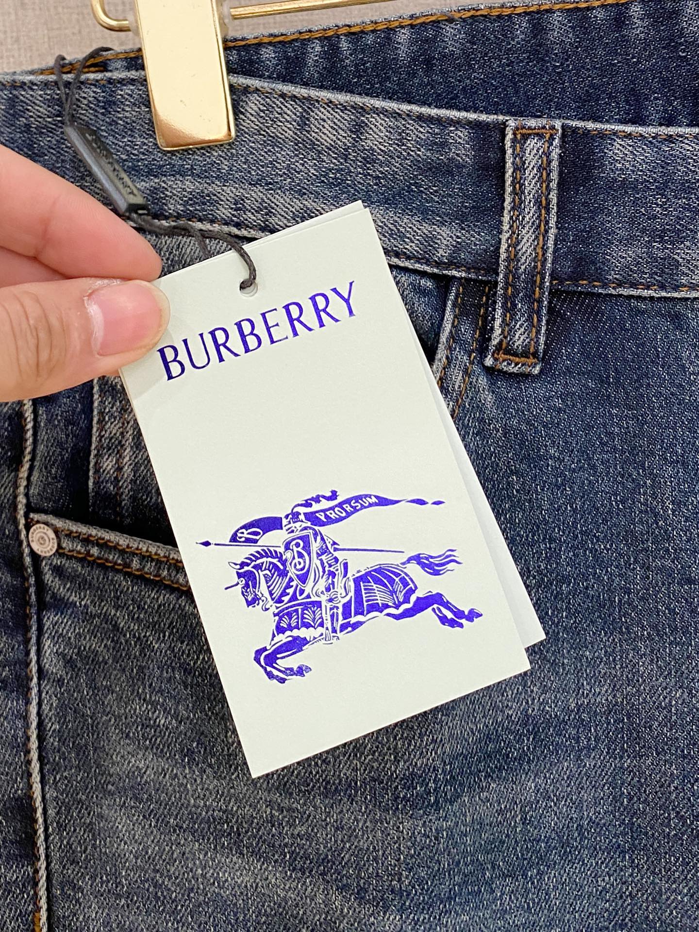  官网专柜同步有售，原单狠货，超级有范儿的一款牛仔裤，定制原版水洗牛仔面料，独特设计，顶级印花工艺字母图