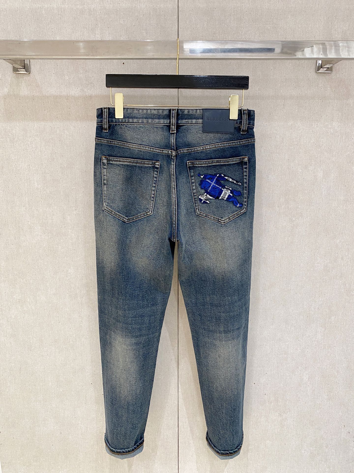  官网专柜同步有售，原单狠货，超级有范儿的一款牛仔裤，定制原版水洗牛仔面料，独特设计，顶级印花工艺字母图