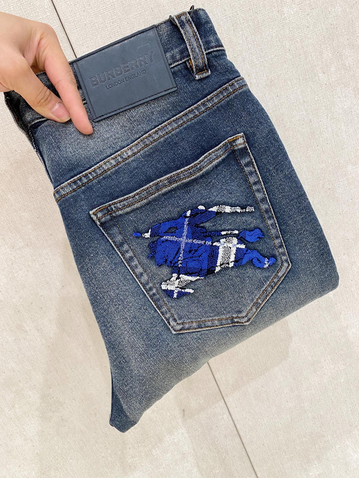  官网专柜同步有售，原单狠货，超级有范儿的一款牛仔裤，定制原版水洗牛仔面料，独特设计，顶级印花工艺字母图