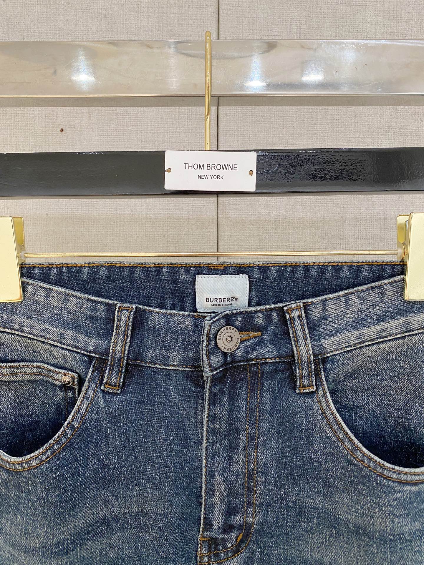  官网专柜同步有售，原单狠货，超级有范儿的一款牛仔裤，定制原版水洗牛仔面料，独特设计，顶级印花工艺字母图