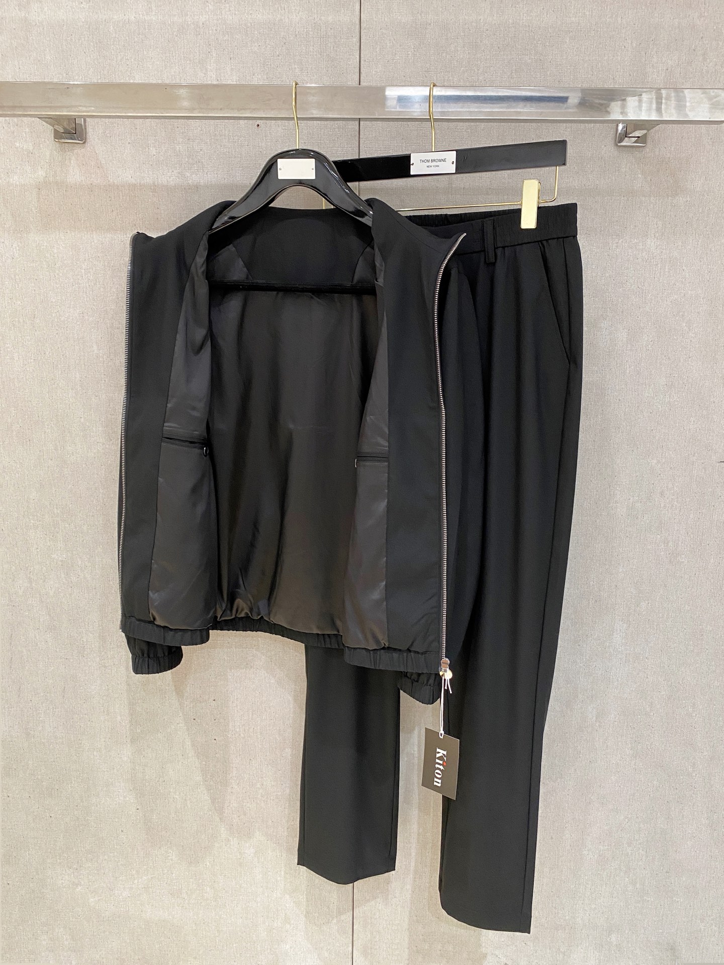 。kiton 2025秋冬新款套装 走秀款 定制原版面料   搭配夹克版型设计 非常洋气 版型超好不易褶