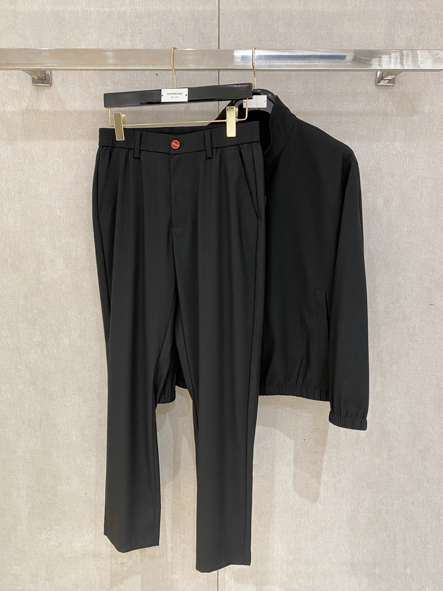 。kiton 2025秋冬新款套装 走秀款 定制原版面料   搭配夹克版型设计 非常洋气 版型超好不易褶