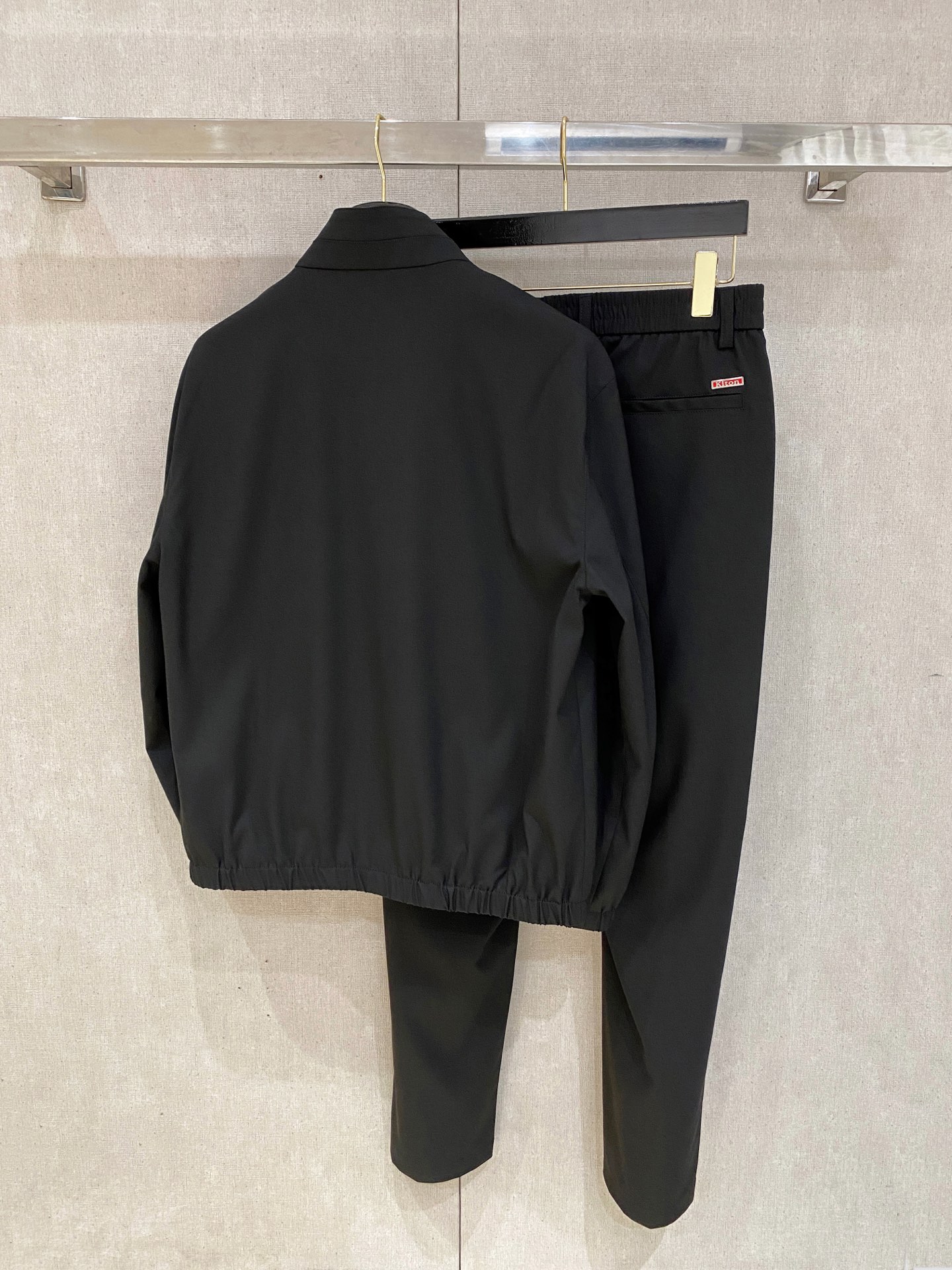 。kiton 2025秋冬新款套装 走秀款 定制原版面料   搭配夹克版型设计 非常洋气 版型超好不易褶