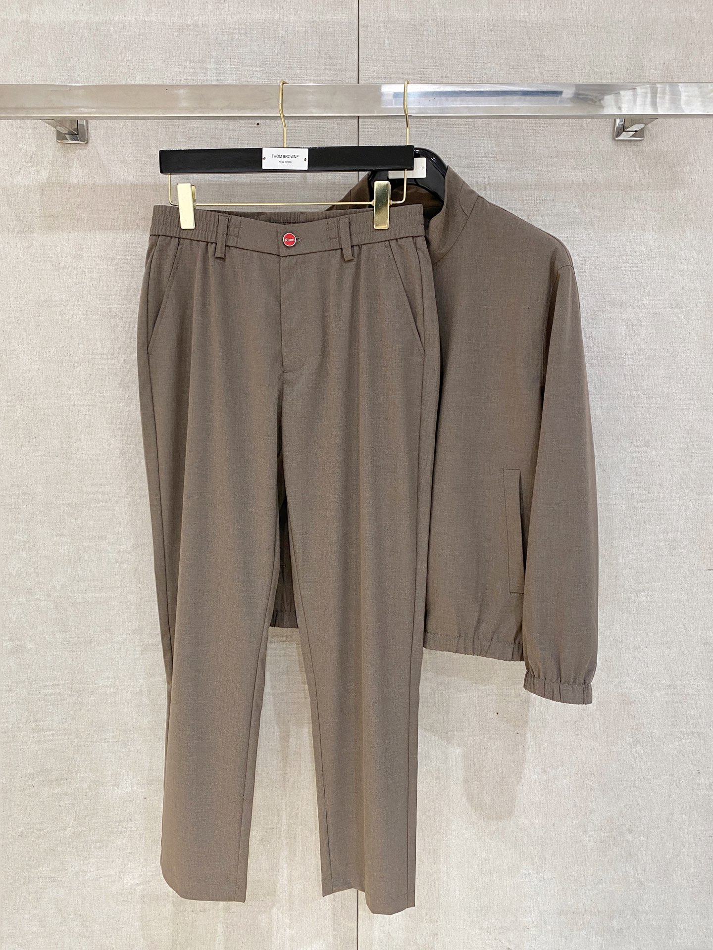 。kiton 2025秋冬新款套装 走秀款 定制原版面料   搭配夹克版型设计 非常洋气 版型超好不易褶