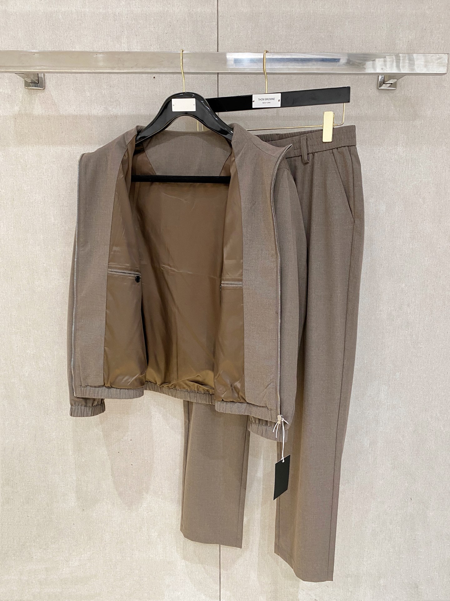 。kiton 2025秋冬新款套装 走秀款 定制原版面料   搭配夹克版型设计 非常洋气 版型超好不易褶