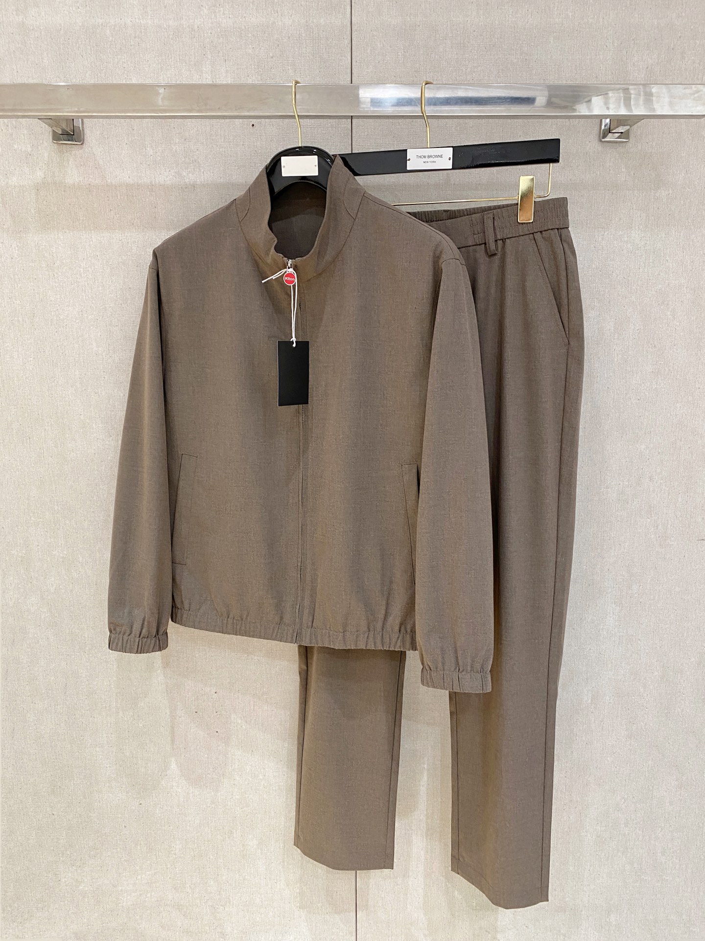 NO:570288,.kiton 2025 autumn and winter new suit, catwalk style, customized original fabric and jacket design, very fashionable, super good shape, not easy to wrinkle, no pilling, perfect details and flawless upper body effect, versatile and fashionable, three colors available!  Size M-3XL.,,jackets & coats,alexander wang19860909.kiton 2025秋冬新款套装 走秀款 定制原版面料搭配夹克版型设计 非常洋气 版型超好不易褶皱 不起球 细节走线完美无瑕疵 上身效果棒棒哒 百搭又不失时尚感 三色可选！码数M-3XL.,,jackets & coats,alexander wang,Men's clothing