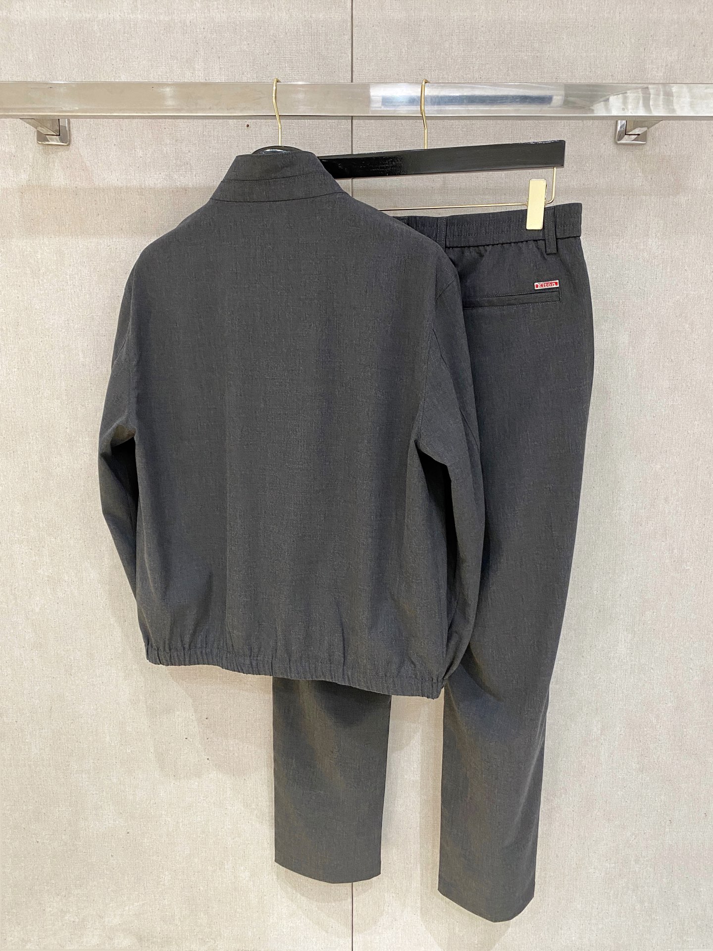 。kiton 2025秋冬新款套装 走秀款 定制原版面料   搭配夹克版型设计 非常洋气 版型超好不易褶