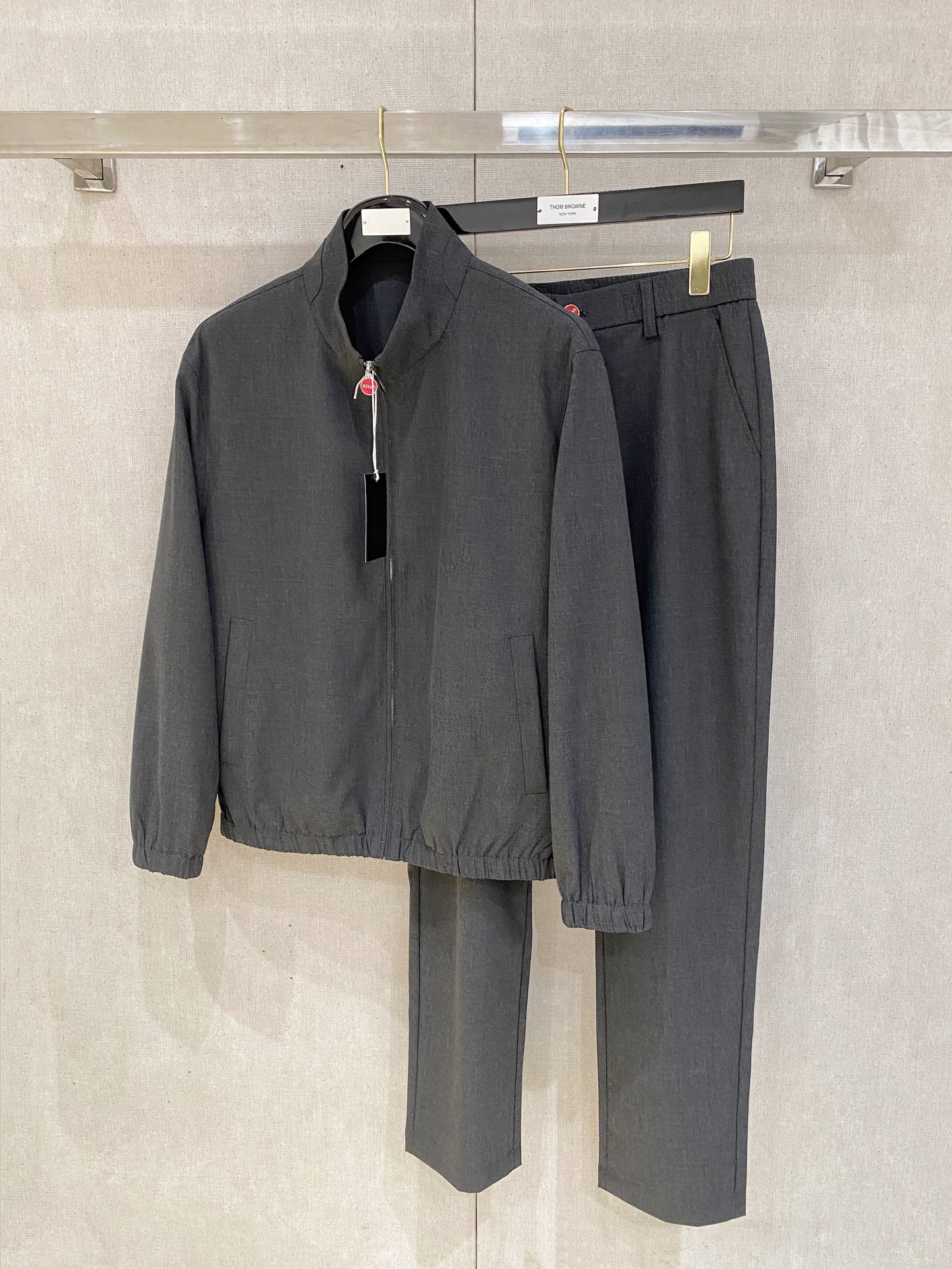 。kiton 2025秋冬新款套装 走秀款 定制原版面料   搭配夹克版型设计 非常洋气 版型超好不易褶