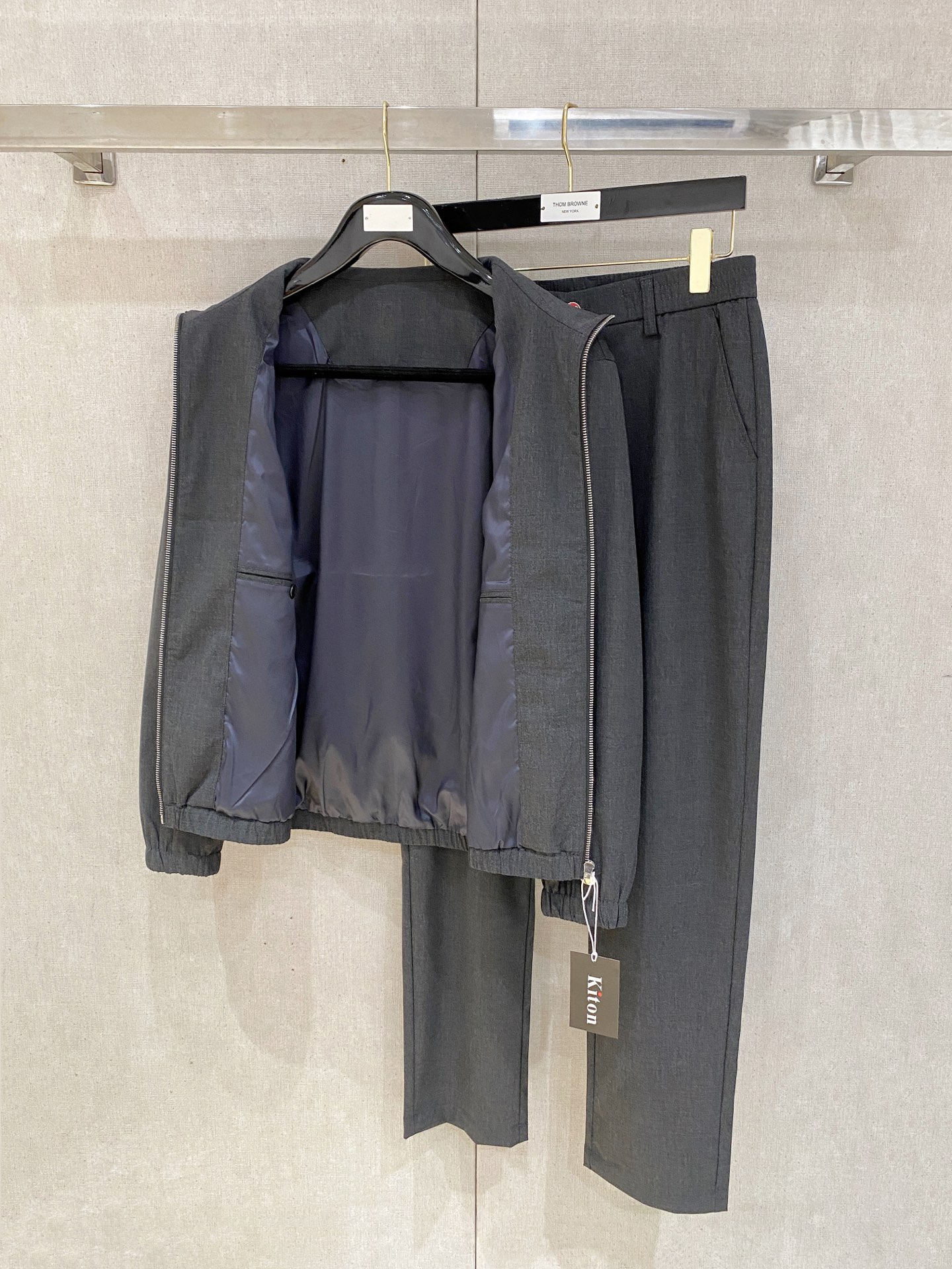 。kiton 2025秋冬新款套装 走秀款 定制原版面料   搭配夹克版型设计 非常洋气 版型超好不易褶