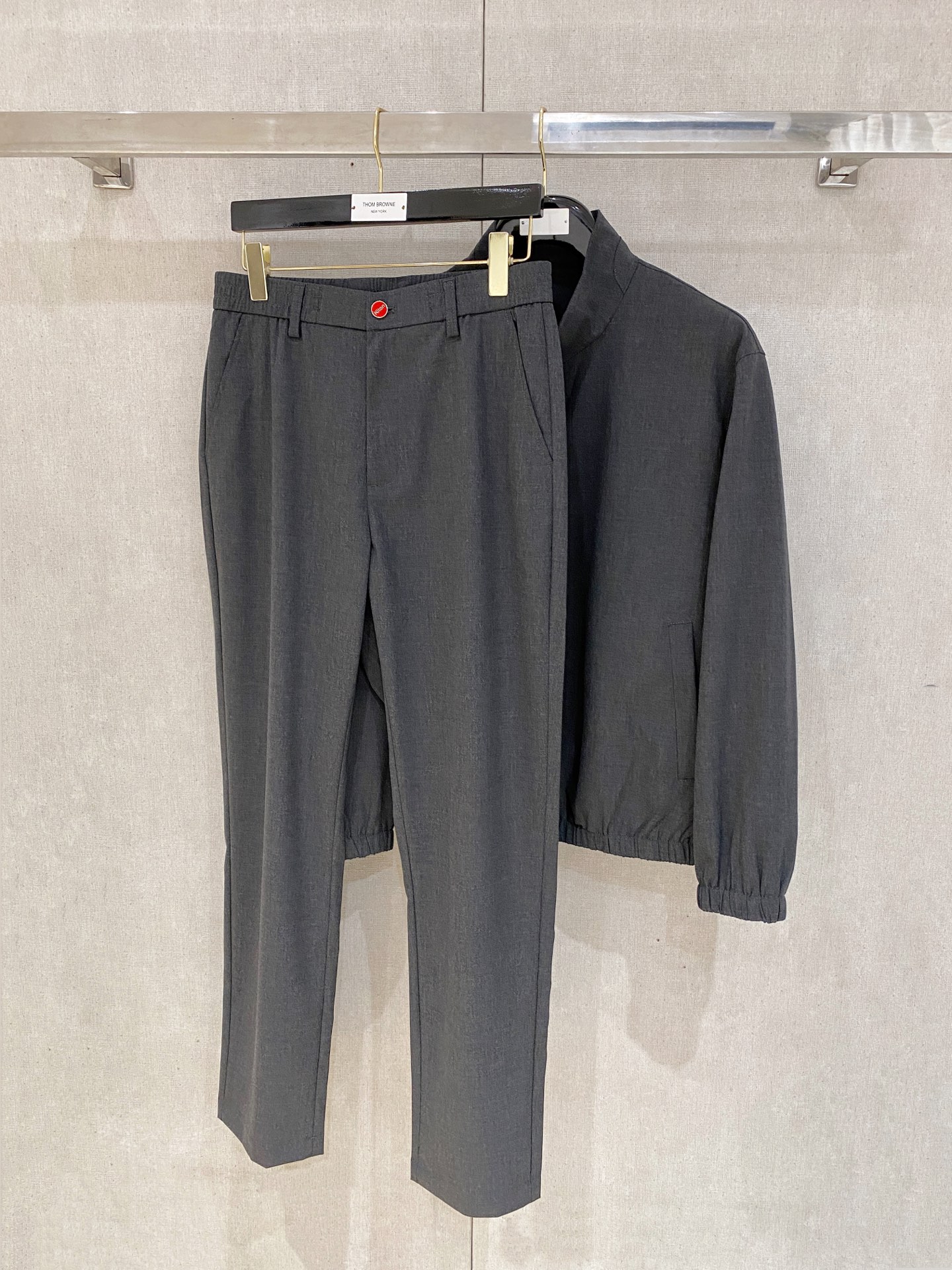 。kiton 2025秋冬新款套装 走秀款 定制原版面料   搭配夹克版型设计 非常洋气 版型超好不易褶