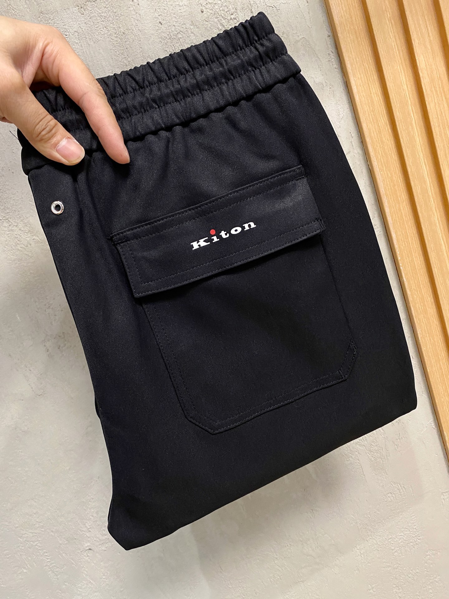 NO:519861,Kiton 2025 autumn and winter quality control recommendation!  Full-quality order, elastic waist zipper straight-foot casual pants, classic styles every year, elastic rope drawstring, embellishment of letter hanging grains, classic red has a highlight, classic and versatile, always casual slack on the upper body, warm and shiny on the surface, silky feel, comfortable and breathable on the upper body, overall, and a good sense of crispness. The order number of M-3XL in full-quality, alexander wang19860909Kiton2025秋冬 品质控推荐！全品相订单 松紧腰拉链直脚休闲裤 ,年年经典款式 松紧绳抽绳 字母吊粒的点缀 经典红色很有亮点 经典百搭同时 上身有总随意的松弛感 表面有着温润光泽感 手感丝滑 上身舒适透气 整体又有好的挺括感 全品相的订单码数M-3XL,,alexander wang,Men's clothing