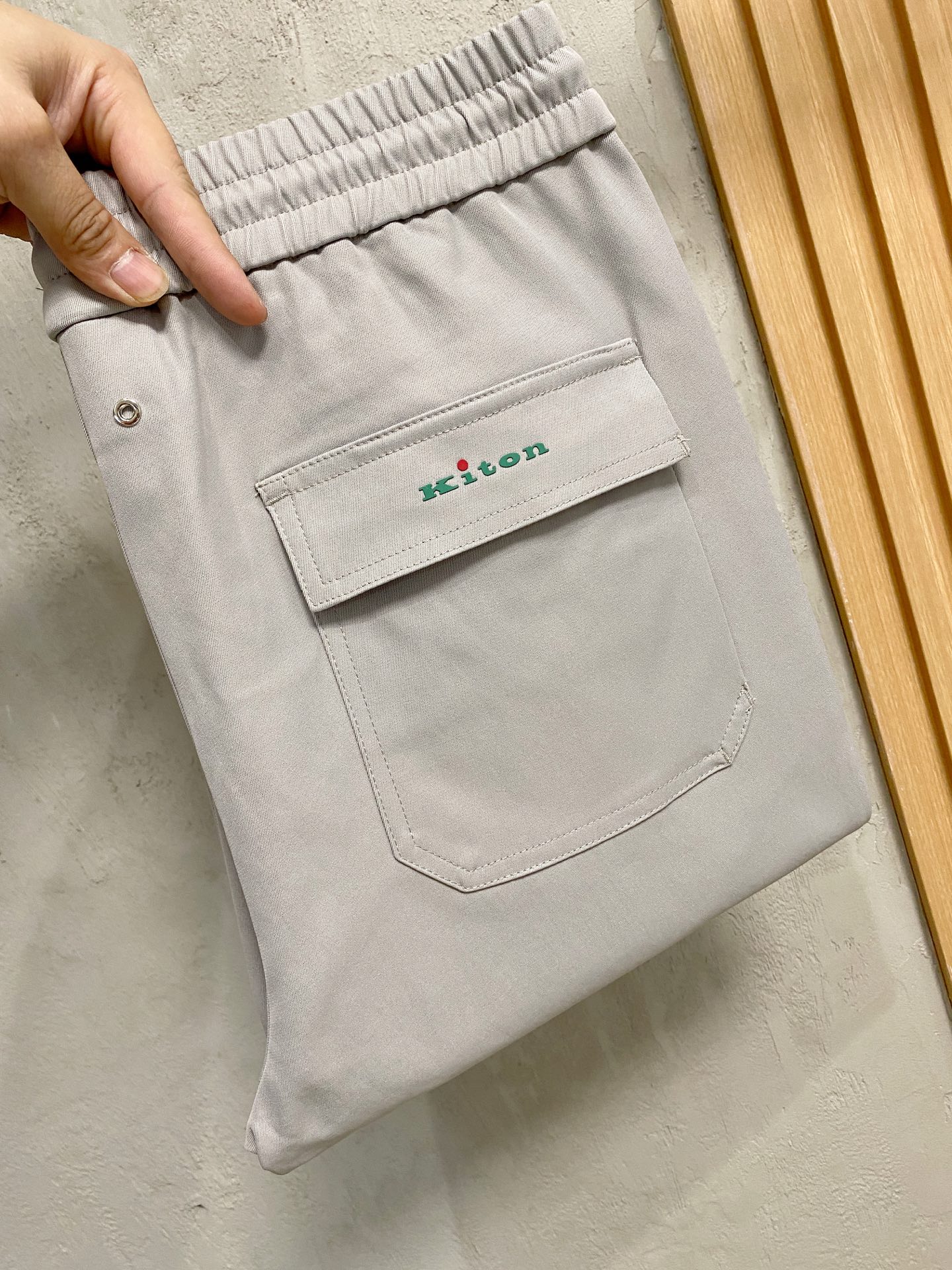 NO:519856,Kiton 2025 autumn and winter quality control recommendation!  Full-quality order, elastic waist zipper straight-foot casual pants, classic styles every year, elastic rope drawstring, embellishment of letter hanging grains, classic red has a highlight, classic and versatile, always casual slack on the upper body, warm and shiny on the surface, silky feel, comfortable and breathable on the upper body, overall, and a good sense of crispness. The order number of M-3XL in full-quality, alexander wang19860909Kiton2025秋冬 品质控推荐！全品相订单 松紧腰拉链直脚休闲裤 ,年年经典款式 松紧绳抽绳 字母吊粒的点缀 经典红色很有亮点 经典百搭同时 上身有总随意的松弛感 表面有着温润光泽感 手感丝滑 上身舒适透气 整体又有好的挺括感 全品相的订单码数M-3XL,,alexander wang,Men's clothing