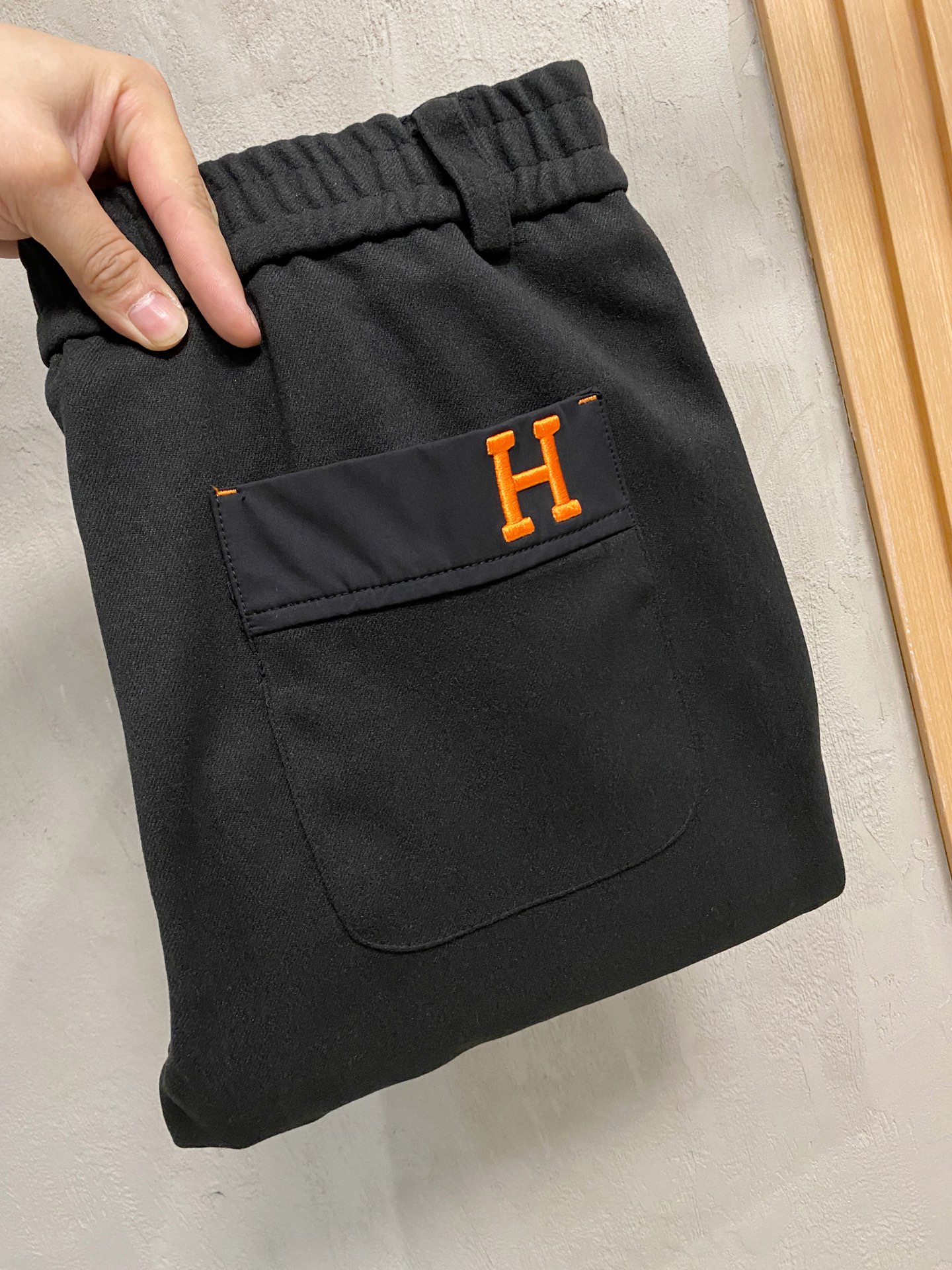 NO:519864,HERM2025 Autumn and Winter Wool Pants The latest classic series of men's wool casual pants!  It uses customer-supplied fabric, soft and delicate, and has an excellent feel!  The brand style is unobstructed!  Minimalist design, without extravagant elements to win the lead, the details are finely made, and it is easy to control various weather. The classic colors are very energetic, and a variety of styles can be used to control sports and leisure, daily life, and fashion trends!  Color Black Number of codes M-3XL, hermes,alexander wang19860909HERM2025秋冬羊毛裤 最新经典系列男士羊毛休闲裤！采用客供面料,柔软细腻,手感绝佳！品牌格调一览无余！极简主义设计,没有多余浮夸的元素来宣兵夺主,细节做工精细,轻松驾驭各种天气,经典颜色上身很显精气神,多种风格穿搭,运动休闲、日常生活、时尚潮流均可驾驭！ 颜色 黑色 码数 M-3XL,,hermes,alexander wang,Men's clothing