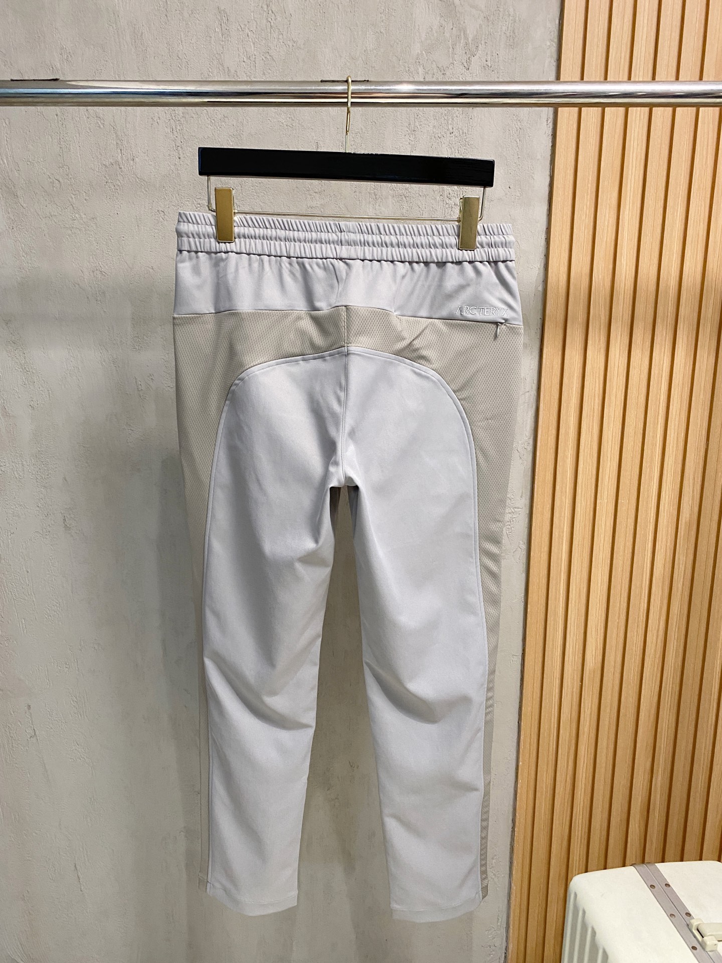 arcter 鸟家25秋冬新款纯色小直筒休闲裤徒步系列，采用进口面料！非常结实弹舒服度极高。优良的户外登