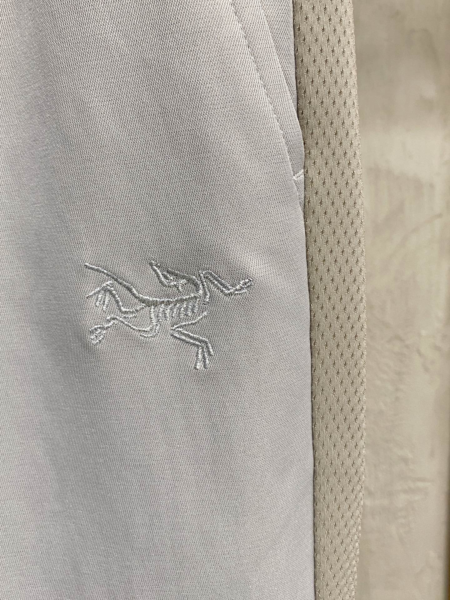 arcter 鸟家25秋冬新款纯色小直筒休闲裤徒步系列，采用进口面料！非常结实弹舒服度极高。优良的户外登