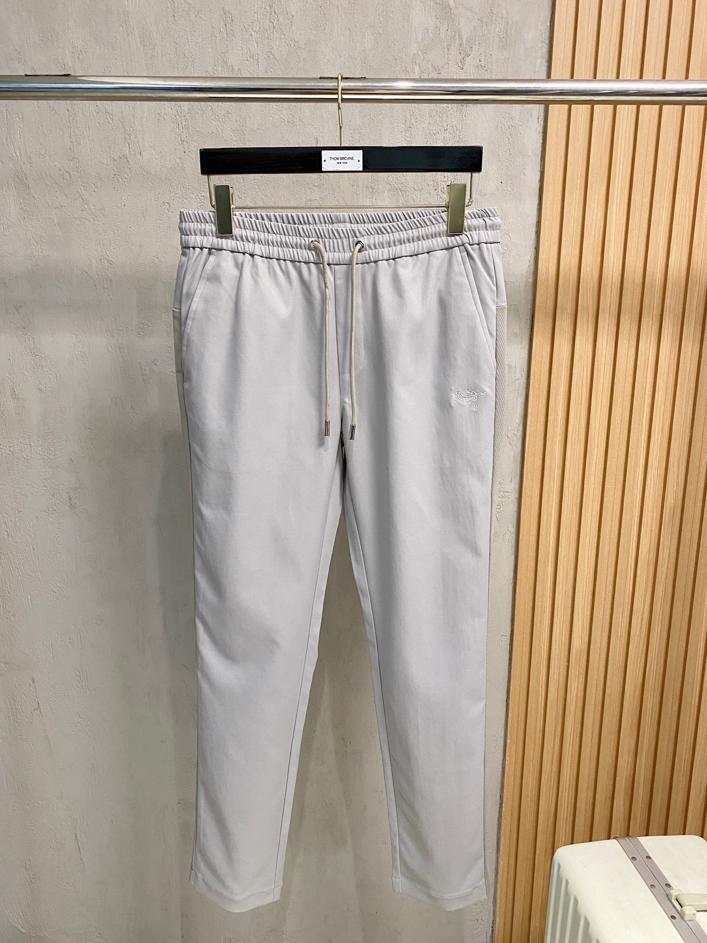 arcter 鸟家25秋冬新款纯色小直筒休闲裤徒步系列，采用进口面料！非常结实弹舒服度极高。优良的户外登