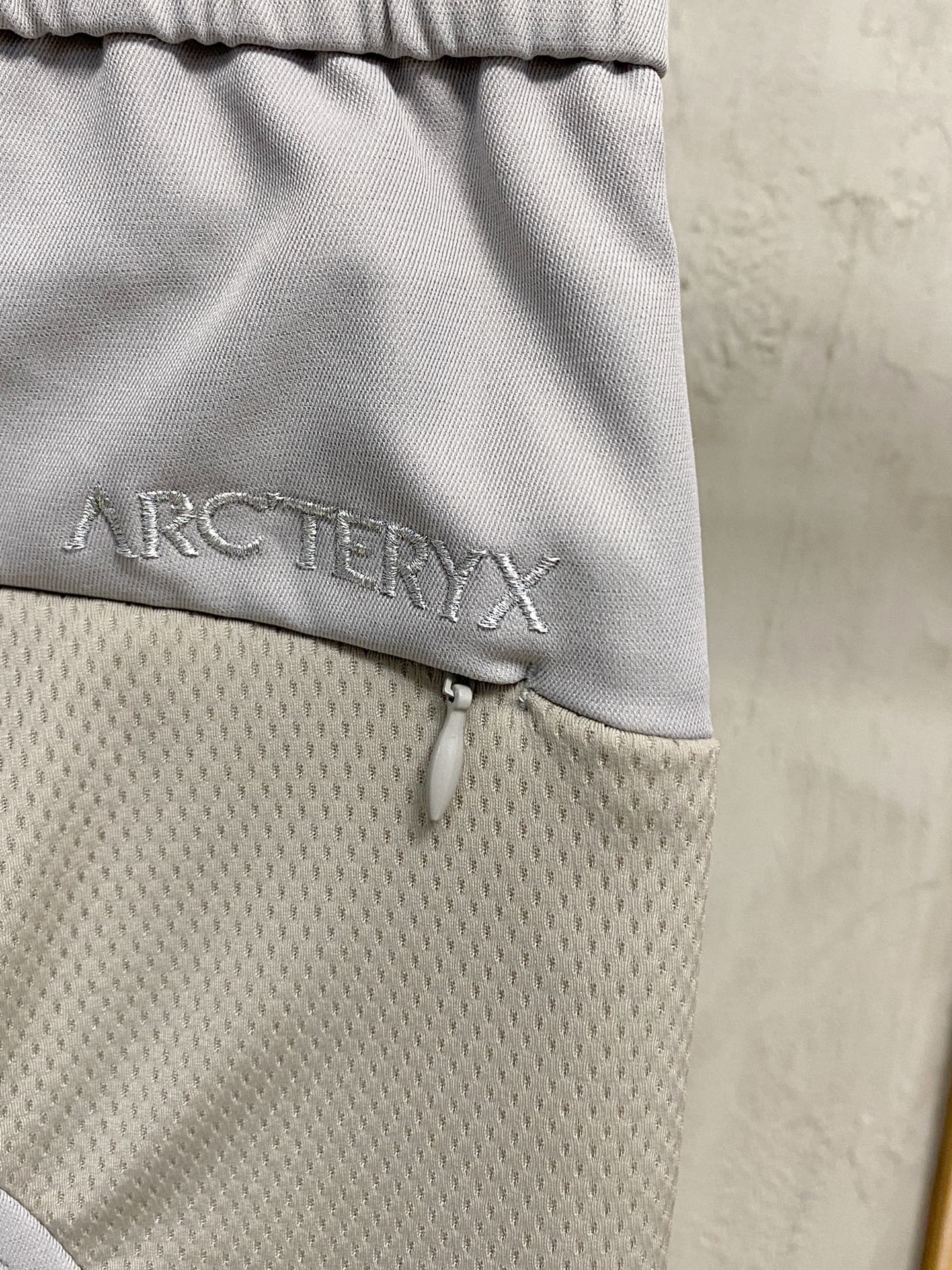 arcter 鸟家25秋冬新款纯色小直筒休闲裤徒步系列，采用进口面料！非常结实弹舒服度极高。优良的户外登