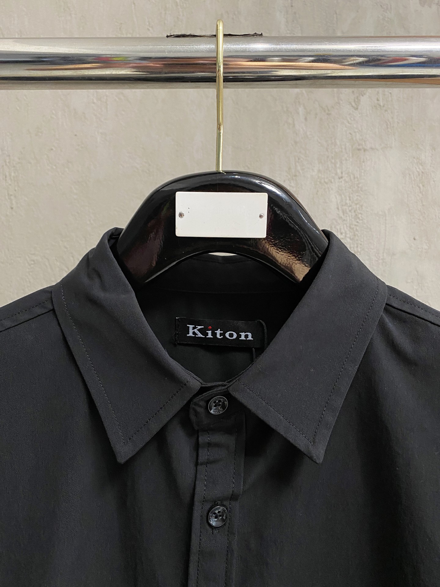 kiton男士商务休闲长袖衬衫.官方同步系列！经典型风格的时装，在面料选取和工艺方面都相当考究，极符合 