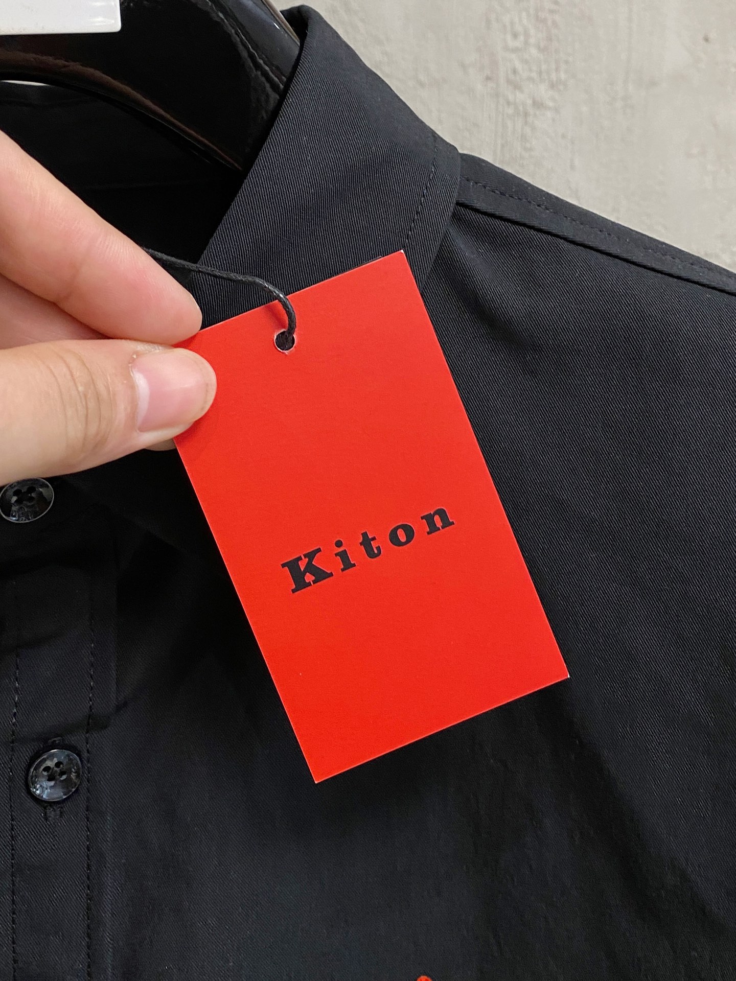 kiton男士商务休闲长袖衬衫.官方同步系列！经典型风格的时装，在面料选取和工艺方面都相当考究，极符合 