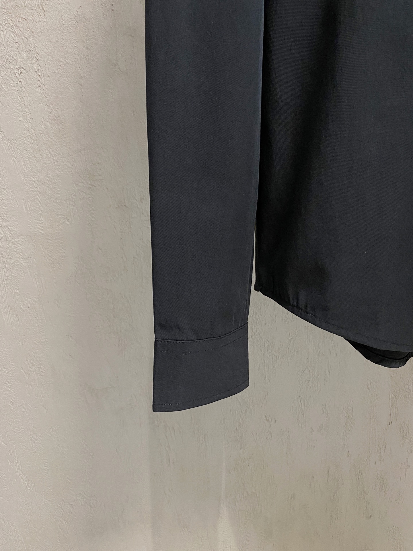 kiton男士商务休闲长袖衬衫.官方同步系列！经典型风格的时装，在面料选取和工艺方面都相当考究，极符合 