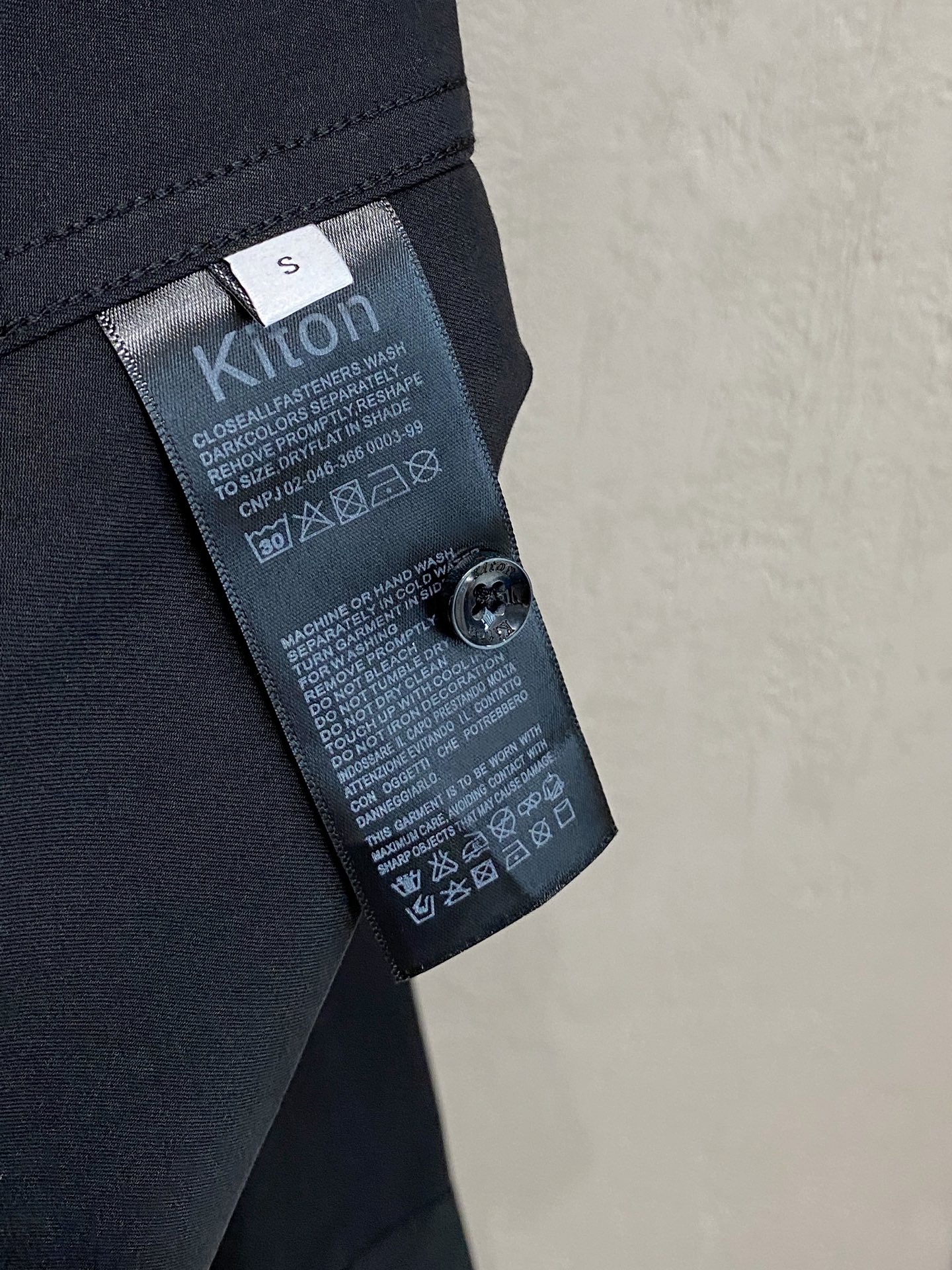 kiton男士商务休闲长袖衬衫.官方同步系列！经典型风格的时装，在面料选取和工艺方面都相当考究，极符合 