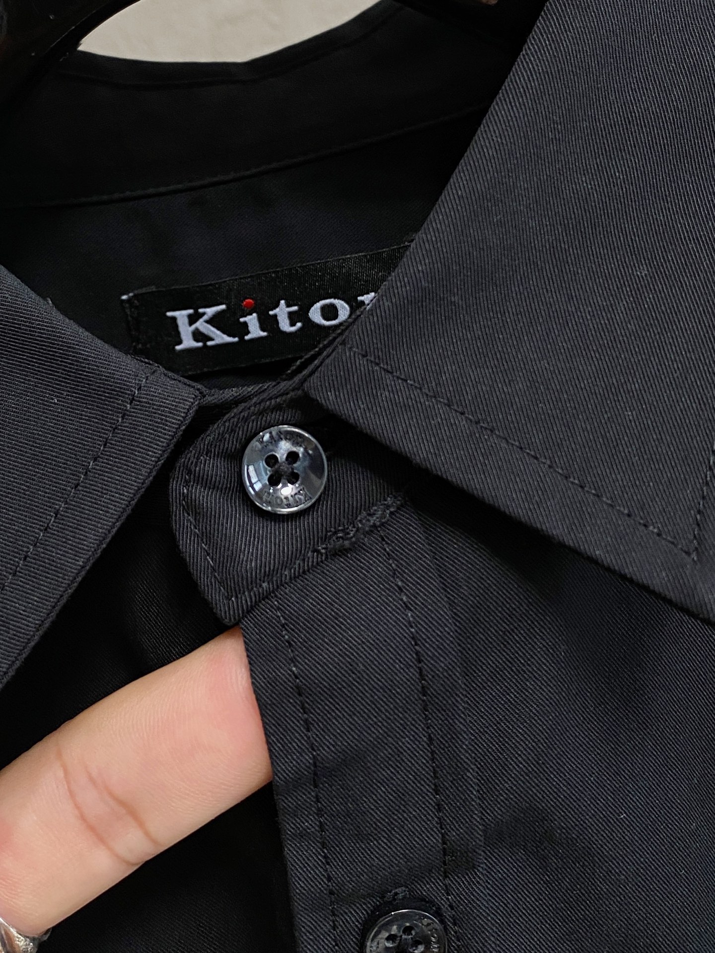 kiton男士商务休闲长袖衬衫.官方同步系列！经典型风格的时装，在面料选取和工艺方面都相当考究，极符合 