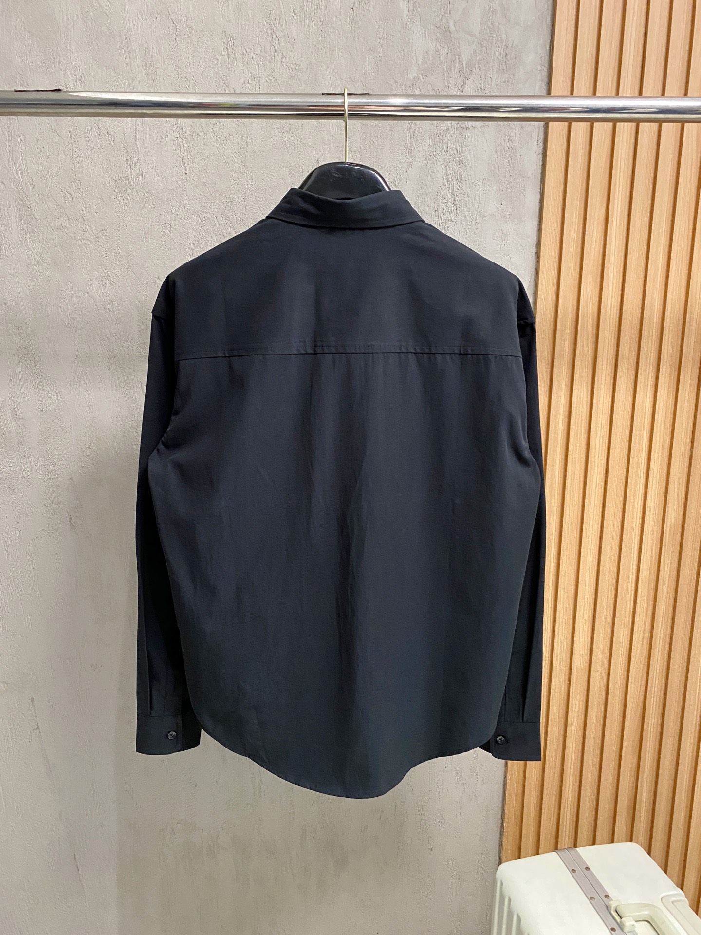 kiton男士商务休闲长袖衬衫.官方同步系列！经典型风格的时装，在面料选取和工艺方面都相当考究，极符合 