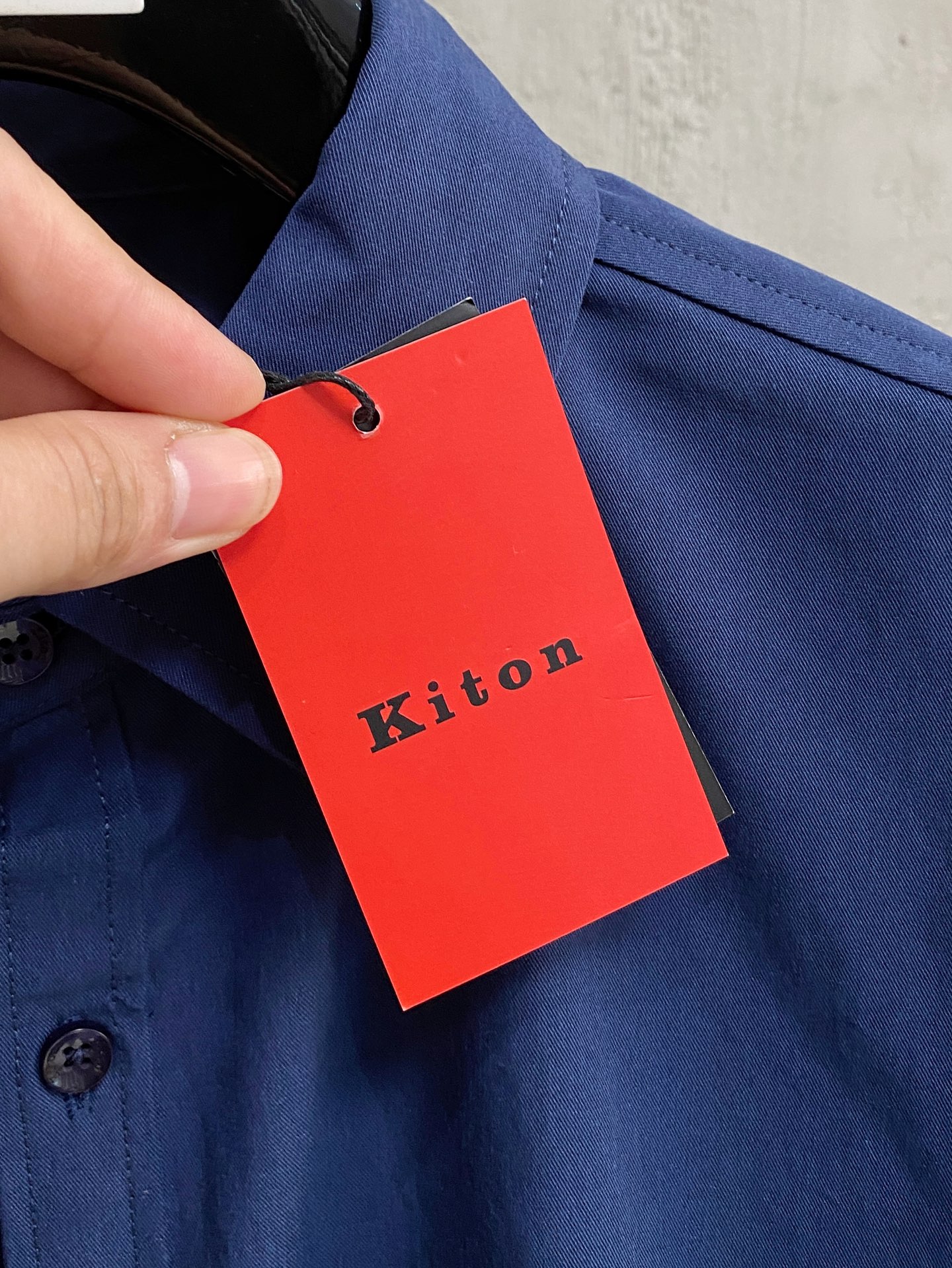 kiton男士商务休闲长袖衬衫.官方同步系列！经典型风格的时装，在面料选取和工艺方面都相当考究，极符合 