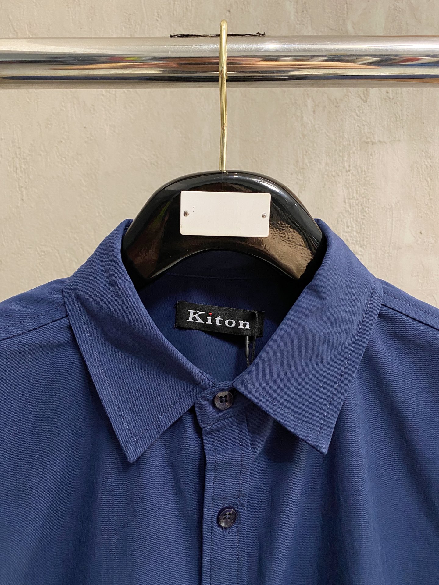 kiton男士商务休闲长袖衬衫.官方同步系列！经典型风格的时装，在面料选取和工艺方面都相当考究，极符合 