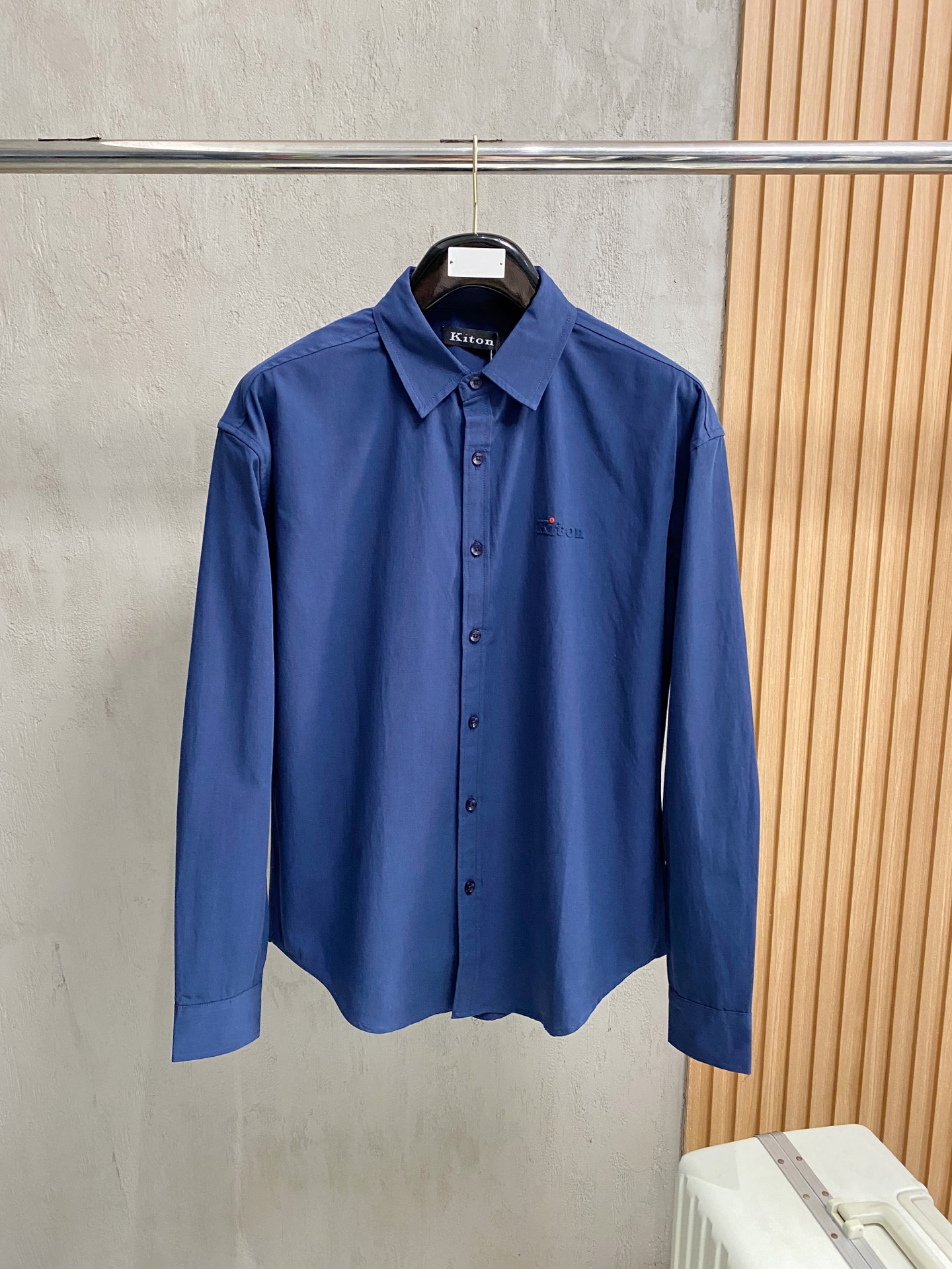 NO:519862,Kiton men's business casual long-sleeved shirt. Official synchronized series!  The classic style of fashion is very exquisite in fabric selection and craftsmanship, which is very consistent with the aesthetic tone of Kiton. It is low-key and luxurious, elegant and noble. Every detail proves the brand's own sense of luxury!  As a recognized fashion item, shirts are undoubtedly one of the most vital elements in the fashion circle. They appear very frequently, are simple and distinctive. They are a good medicine for improving vision. In terms of outfits, they are both refreshing and age-reducing and fashionable, and they are intellectual and elegant, showing their taste and temperament, with various label symbols!  The fabrics and accessories are all supplied by foreign merchants. They are heavy-duty imported Turkish cotton, and classic French styles... with elegant temperament attributes, full of high-end feel!  Invincible versatile, with extensive compatibility, the first choice for urban elite men!  S-XL, Shirts,alexander wang19860909kiton男士商务休闲长袖衬衫.官方同步系列！经典型风格的时装,在面料选取和工艺方面都相当考究,极符合 kiton美学基调,低调且奢华,优雅且高贵,每一个细节都在力证品牌自身的高级感！衬衫作为公认的时尚单品,无疑是时尚圈生命力最强的元素之一,出镜率极高,简单而个性鲜明,是改良视觉的良药,在穿搭方面即清爽减龄又自带时髦感,即知性儒雅又彰显品位气质,有着各种标签符号！面料和辅料皆为外商客供,重磅土耳其进口棉,经典法式领款..自带儒雅气质属性,高级感十足！无敌的百搭,兼容性广泛,都市精英男士首选！ 码数S-XL,,shirts,alexander wang,Men's clothing