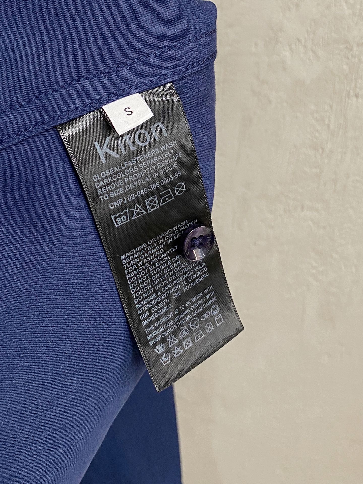 kiton男士商务休闲长袖衬衫.官方同步系列！经典型风格的时装，在面料选取和工艺方面都相当考究，极符合 