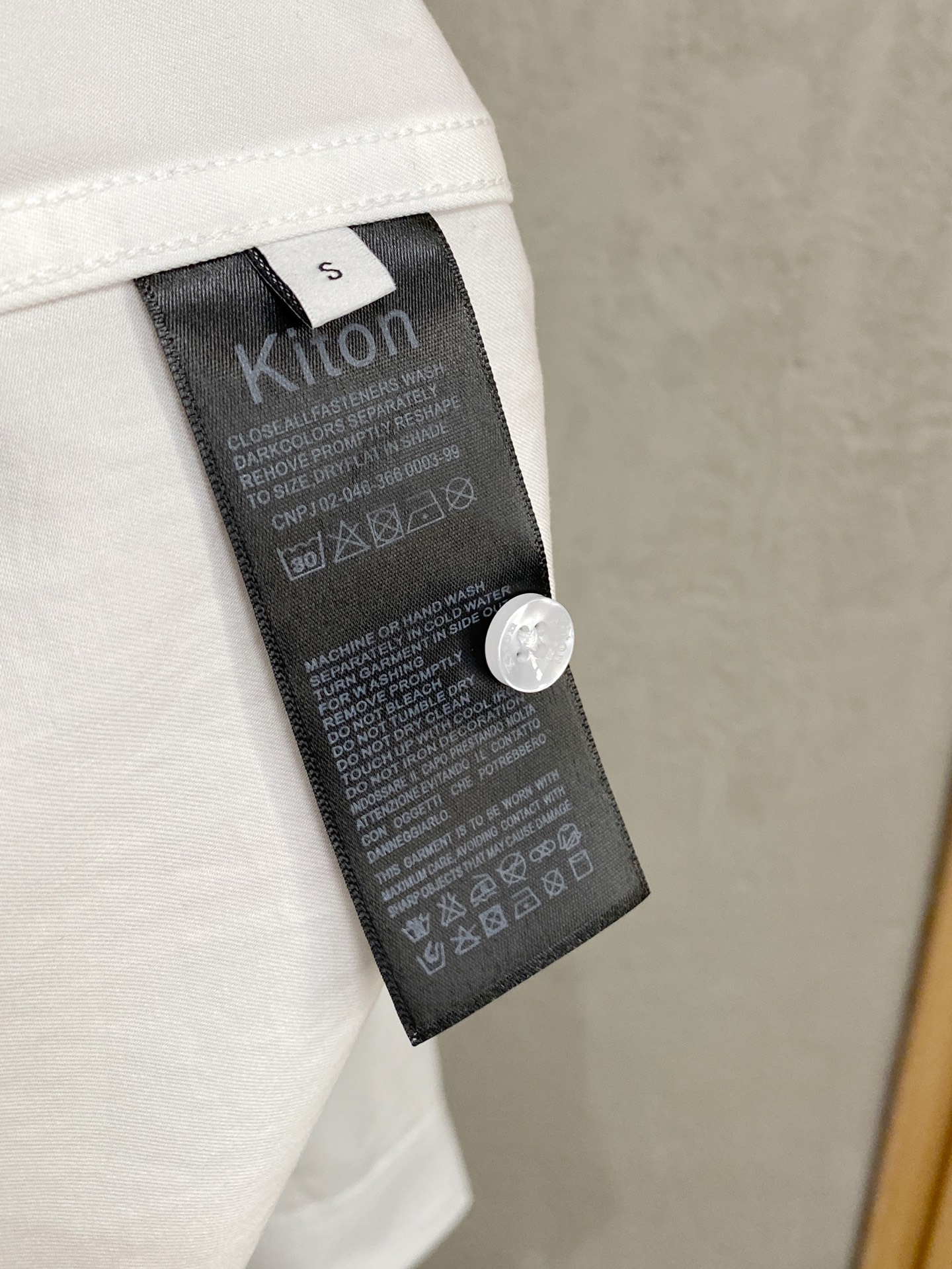 kiton男士商务休闲长袖衬衫.官方同步系列！经典型风格的时装，在面料选取和工艺方面都相当考究，极符合 