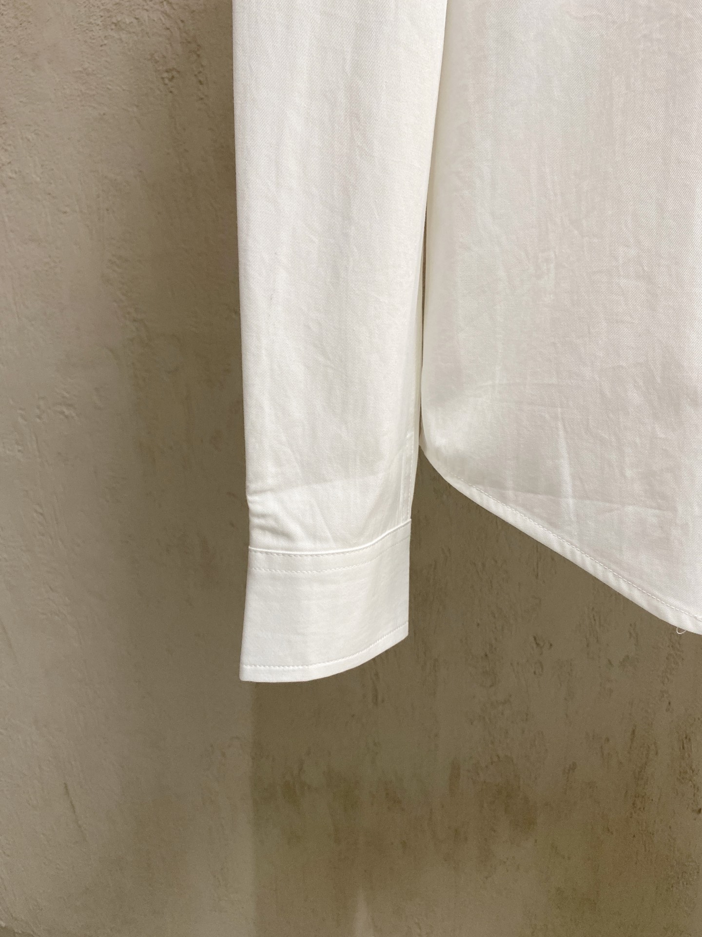 kiton男士商务休闲长袖衬衫.官方同步系列！经典型风格的时装，在面料选取和工艺方面都相当考究，极符合 