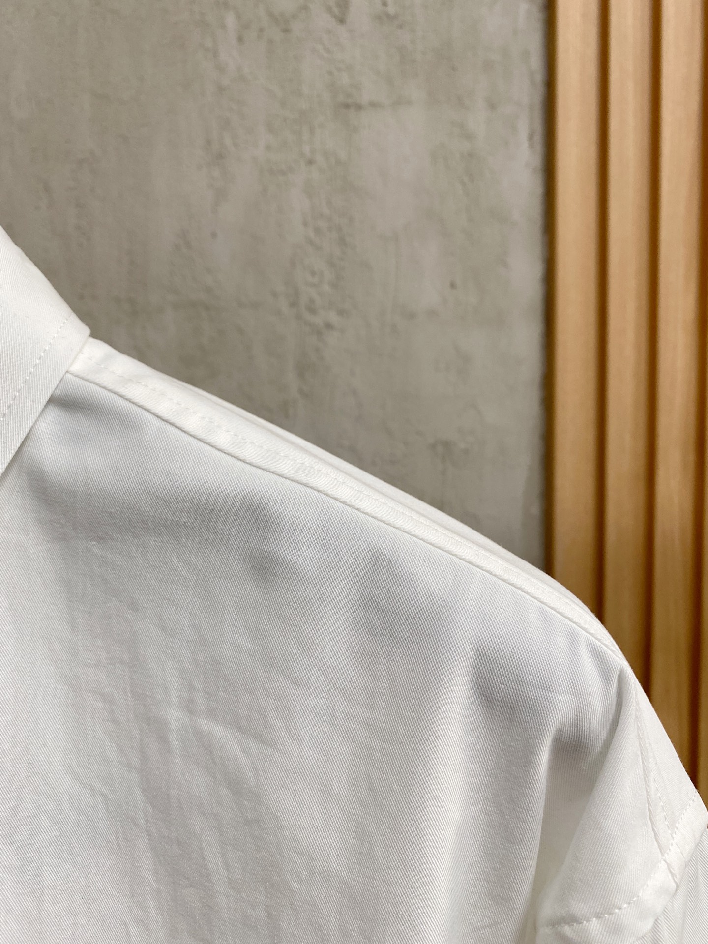 kiton男士商务休闲长袖衬衫.官方同步系列！经典型风格的时装，在面料选取和工艺方面都相当考究，极符合 