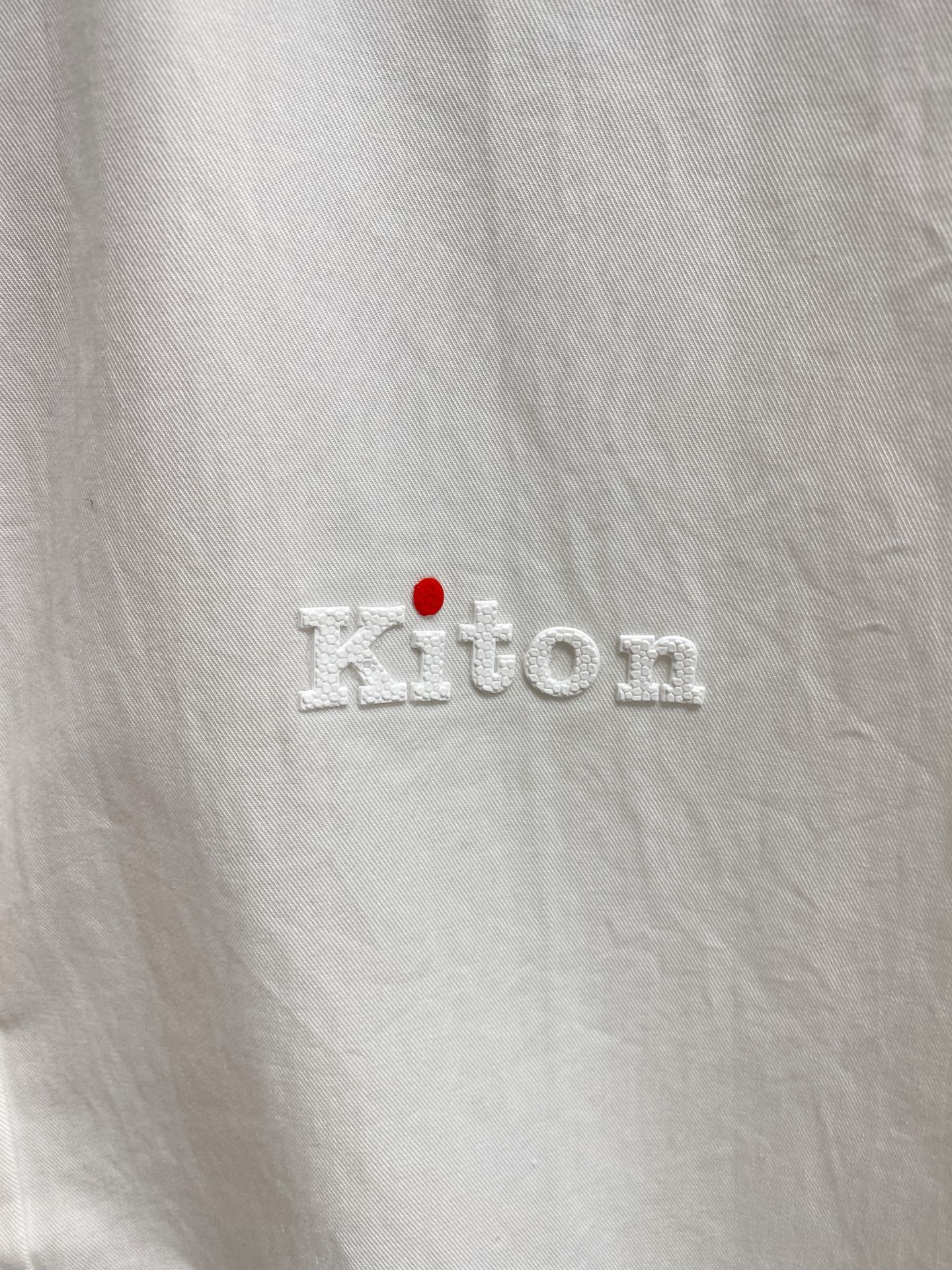 kiton男士商务休闲长袖衬衫.官方同步系列！经典型风格的时装，在面料选取和工艺方面都相当考究，极符合 