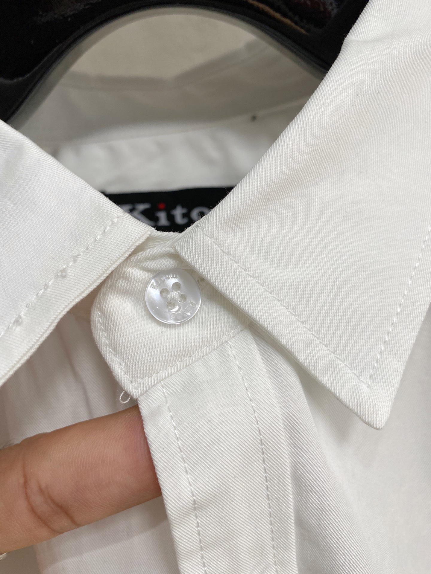 kiton男士商务休闲长袖衬衫.官方同步系列！经典型风格的时装，在面料选取和工艺方面都相当考究，极符合 