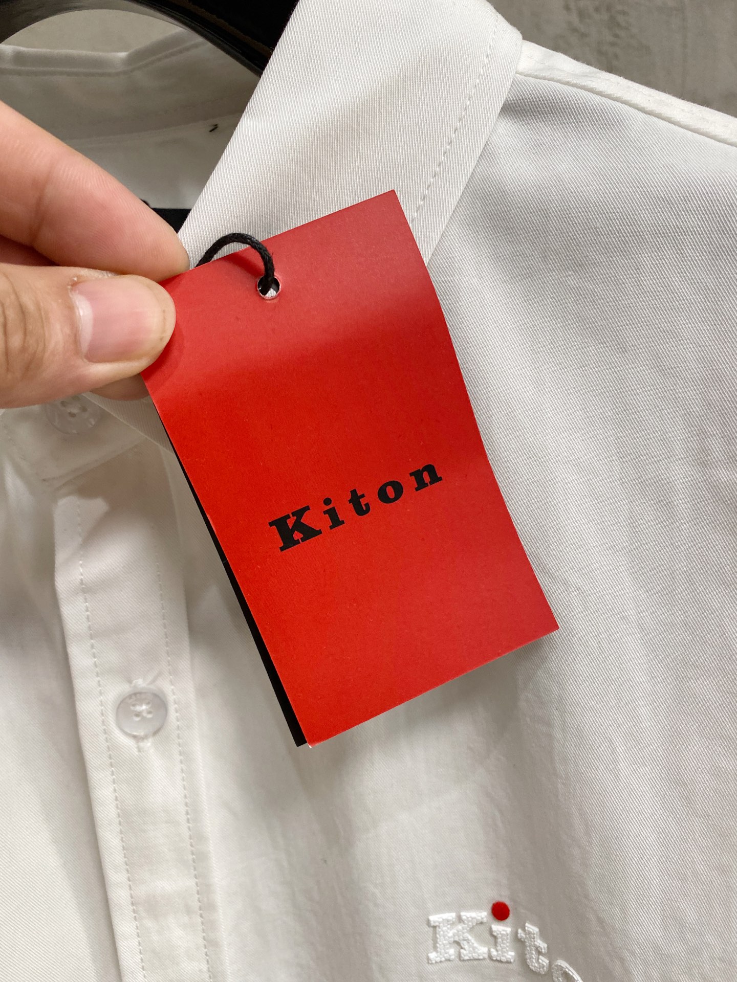 kiton男士商务休闲长袖衬衫.官方同步系列！经典型风格的时装，在面料选取和工艺方面都相当考究，极符合 