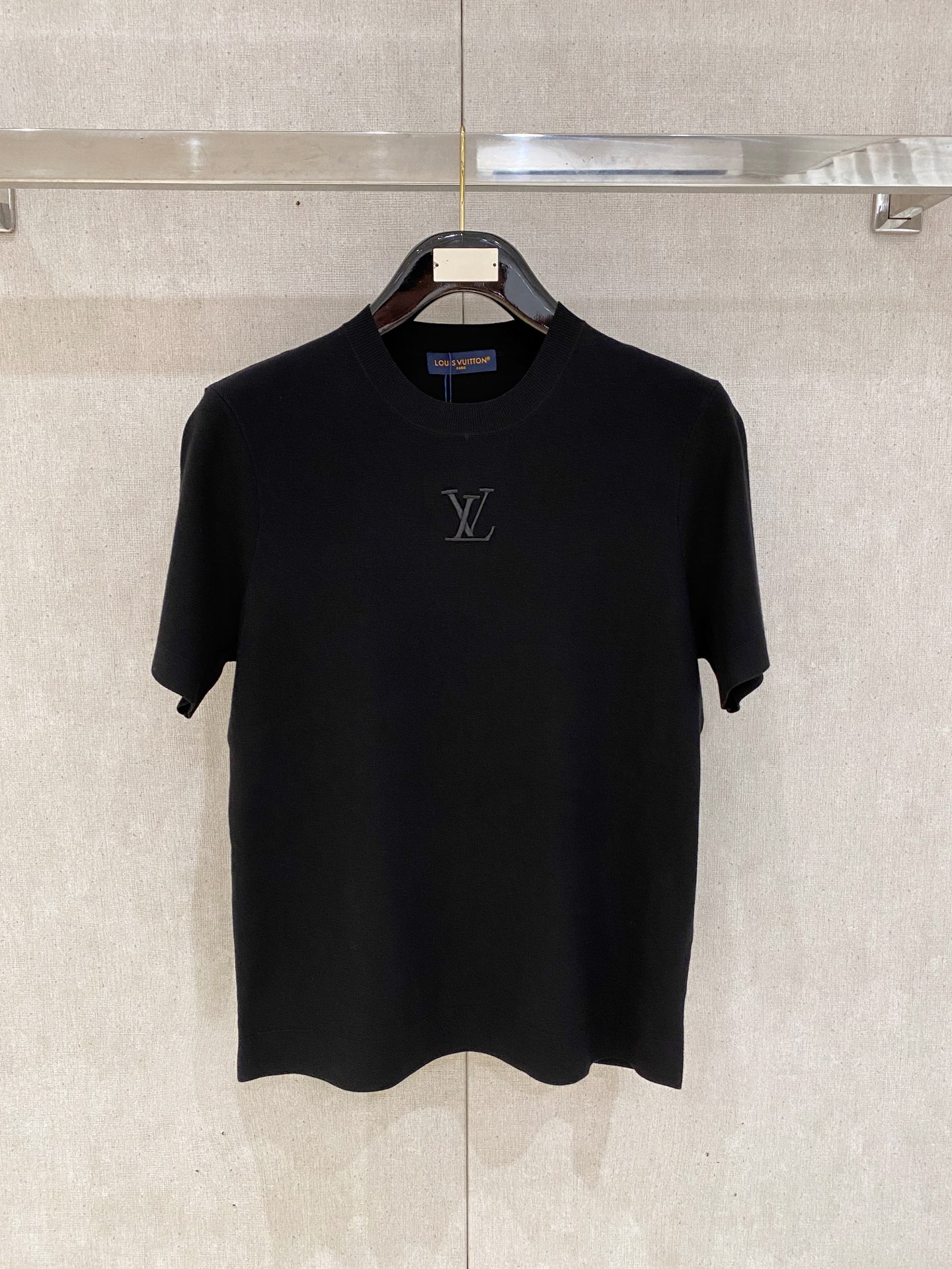 NO:524589,LV Louis Vuitton 2025 autumn and winter new men's knitted wool short-sleeved brand latest design elements Size: M-4XL,,louis vuitton,louis vuitton,T-shirt,alexander wang19860909LV 路易威登 2025秋冬新款男士针织羊毛短袖品牌最新设计元素 尺码:M-4XL,,louis vuitton,louis vuitton,T-shirt,alexander wang,Men's clothing