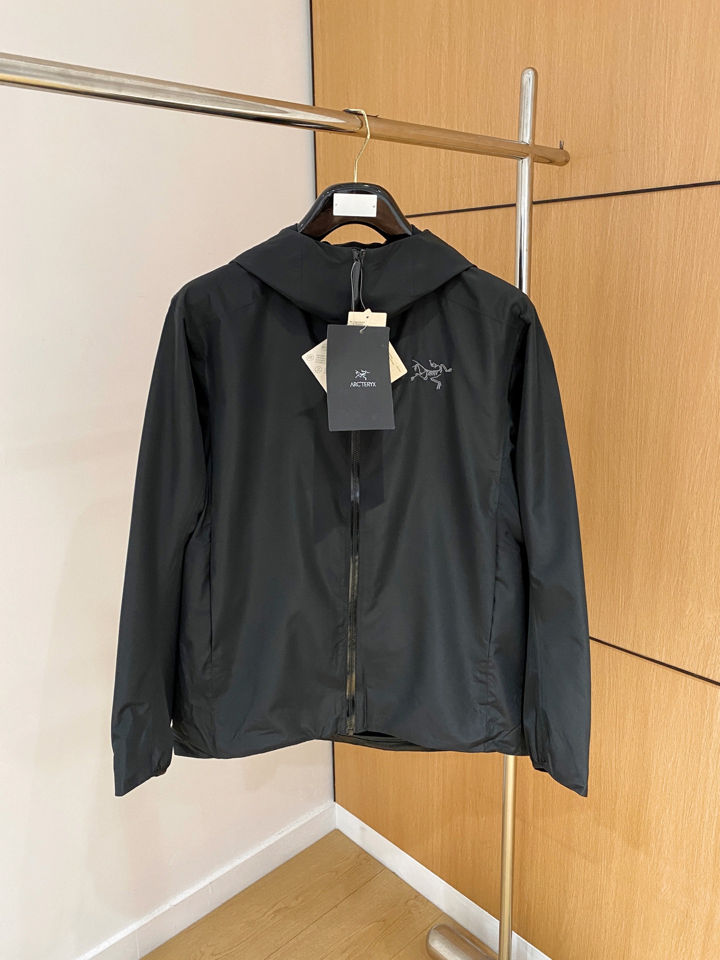 NO:539174,Model number G32 Embroidered version ArcTERYX Solano Hoody Men's Solano series solid color logo logo long-sleeved hooded jacket jacket Top full-length embroidered version, the highest-quality market. All-in-one embroidery, custom logo zipper details are fully furnished. Men and women's same style. Windproof, diverse functions, water-resistant, breathable. Strap seams, sleeves and hood are blended with nylon plain patterns, woven. Easy to put on and take off. Large body is recycled polyester. Knitted lining, more soft and breathable. Fluorine-free DWR treatment, can be water-resistant. Two zipper pockets, inner zipper chest pockets, full-length main zipper · Raw materials that combine at least 30 regenerating components·Adjustable hood colour Black Light gray Size S M L XL XXL,arc'teryx,jackets &  coats, jackets & coats,hats,alexander wang19860909款号G32 刺绣版本 始祖鸟ARCTERYX Solano Hoody Men's 索拉诺系列纯色Logo标识长袖连帽夹克外套 顶级全衣刺绣版本,市场最高货. 全衣全部刺绣,定制logo拉链细节拉满 男女同款饭 ·防风,功能多样,防泼水,透气 ·贴带接缝,袖子和风帽融入尼龙平纹,织 易于穿脱,大身采用再生涤纶 针织里衬,更加柔软透气 .经无氟DWR处理,可防泼水·两个拉链口袋,内侧拉链胸袋·全长主拉链 ·融合至少30再生成分的原材料·可调帽兜 颜色 黑色 浅灰色 尺码 S M L XL XXL,arc'teryx,jackets & coats,jackets & coats,hats,alexander wang,Men's clothing